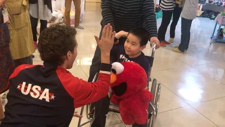 ジェイソン・ブラウンのインスタグラム：「‪So proud of this little boy!! Talk about resilience and strength! 🙌❤️ I met him when I visited the @rmhc in Sapporo last November! He inspired me that day in Japan, and continues to inspire me with each courageous step he takes towards recovery! (Swipe left to see the progress he’s made since Nov!) • 応援とビデオをありがとう。あなたはすばらしいです。あなたは僕に多くのインスピレーションをあたえてくれました。あなたが一生懸命に歩くれんしゅうをしている事をとても誇りに思います。いつもあなたの事を考えていますよ。またいつかあなたに会える事を楽しみにしています。❤🙌🥳‬ #RMH」