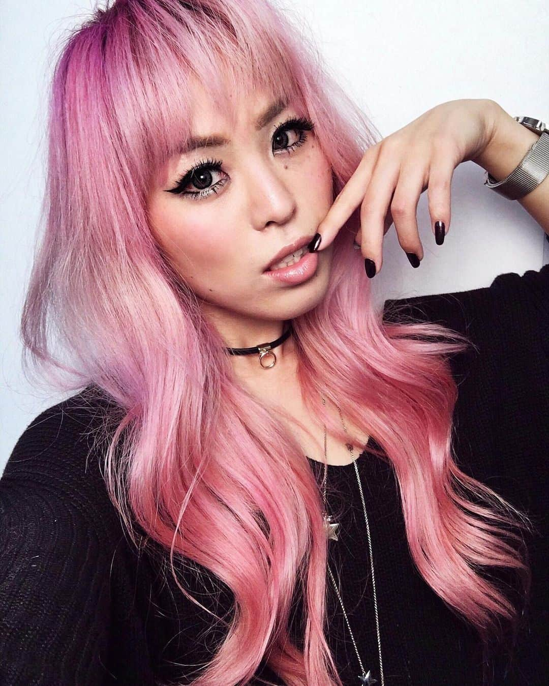 AikA♡ • 愛香 | JP Blogger • ブロガーさんのインスタグラム写真 - (AikA♡ • 愛香 | JP Blogger • ブロガーInstagram)「Pink mermaid for lifeeee 💕🌸 #swipeleft Decided to switch things up for Hawaii 🌺 even tho I am still so obsessed with my silver/gray color at the moment! I'm not sure what color it will turn out though tbh, so here are some pics of my pink hair over the years 💓 It was hard to pick only 10 haha 😆 ﻿ My first ever pink hair was back 4 years ago ( the last photo! ) Who remembers all these selfies and pics!? 😂🤩 If you do, wow you are so loyal 👏🏻👏🏻✨ More of my hair journey 👉🏻 #loveclosethairnmakeup﻿ ﻿ ⋆ ⋆ ⋆ ⋆ ﻿ ﻿ 今日ゎサロンday 💇🏼‍♀️💕﻿ 来週のハワイにためにシルバーグレーから﻿ カラーチェンジする事にしたのだぁ🧜🏻‍♀️✨﻿ 実際なんの色になるか分からないんだけどww﻿ だから出来上がりまでお楽しみ〜♬😆﻿ ﻿ 今までのピンクヘアーまとめてみたょ💓﻿ ありすぎて10枚選ぶの大変だった💦😂﻿ 最初にピンクにしたのが4年前😳(一番最後の写真🤳🏻)﻿ 10枚全て覚えてる人いる？﻿ もしそうならYOUありがとぉぉ👏🏻👏🏻✨﻿ ﻿ Myヘアーの歴史このハッシュタグから見れちゃうよ👉🏻 #loveclosethairnmakeup ﻿ -﻿ #pinkhair #pinkhairstyle #mermaidhaircolor #asianhaircolor #seattlehairsalon #pinkhairedgirl #ピンクヘアー」3月12日 6時11分 - aikaslovecloset