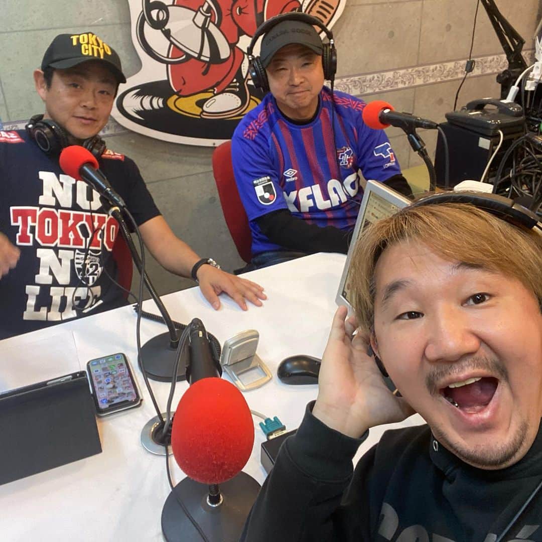 植田朝日のインスタグラム：「🔵🔴 ラストナイトはレインボータウンFMの『KIBA breeze』さんをジャックして参りました‼️ キハタさん、大矢社長、そして、無茶振りなのに駆け付けてくれたワカチコくん、ありがとね。そして、想定内の乱入をしてくれたTOKYO12マシン＆廣山コンビもサンキューな！w  で、一転二転三転四転してるACLのスケジュールと高度なパズル楽しかったっしょ⁉️ 早く笑顔でサッカーが見れる様になりたいね。  バモ トーキョー  #tokyo12 #キバブリ」