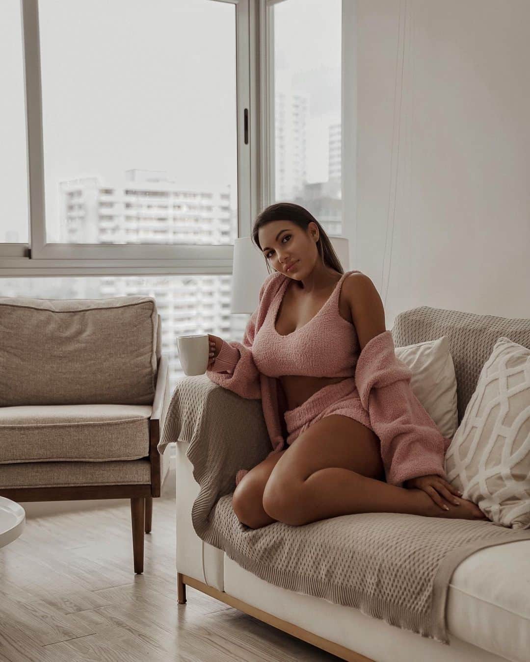 Aylen Aのインスタグラム：「@fashionnova keeping me cozy ☺️☕️ Fashionnovapartner  _ Search: Living In It Cozy 3 Piece Set - Pink」