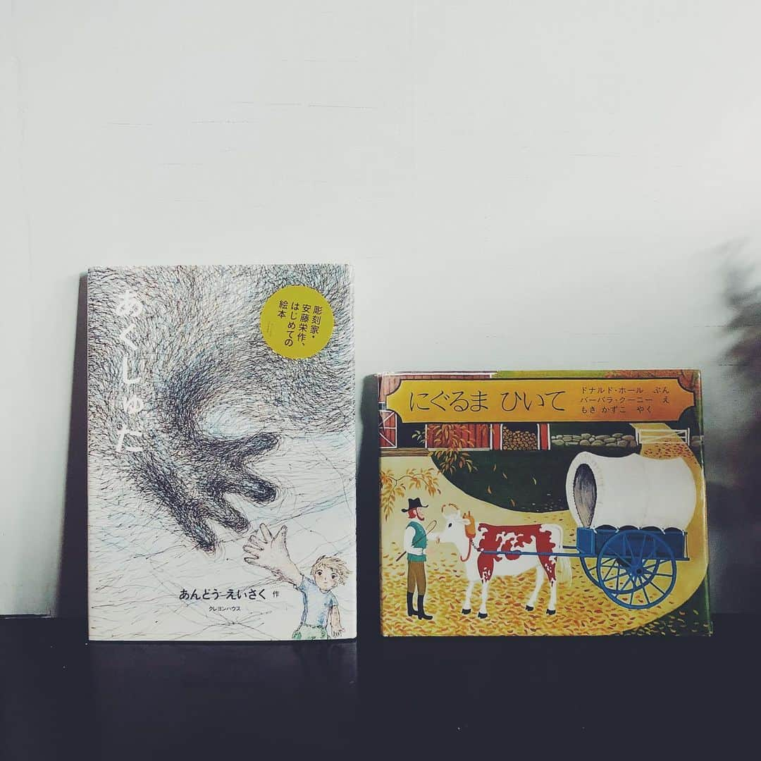 nonさんのインスタグラム写真 - (nonInstagram)「9年目の3月11日。 光がとても綺麗で、車を停めた。  9年を振り返った時、大切な2冊の絵本を読みました。 「あくしゅだ」 彫刻家、安藤栄作さんがいわき市の自宅、アトリエ、作品、愛犬を流され奈良に移り住んだ後、描いたこの絵本をはじめて読んだ時、胸がぐわんぐわん揺れた。少ない言葉と優しい絵で、男の子が渦巻き迫ってくる黒いものと、何度も握手を繰り返す姿が書かれてる。津波にも、放射能にも見える、黒いグルグルと、何度も何度も、1人で握手し続ける。 「にぐるまひいて」 19世期はじめの、ある家族の一年。季節の中で自然の中で、手足を動かし静かに確かに働き生活している様子が描かれてる。  全然ちがう内容だけど、この2冊は わたしたちが大きなものの中で生きてることを感じさせてくれます。  そんな感覚が自分の中から抜け落ちていた2011年、 大きな何かをコントロールするなんて勘違いもはなはだしい、と思い知らされた大震災と大事故の後「ごめんなさい。今までたくさんのこと見ないフリ、気付かないフリしてごめんなさい。でも変わるからどうかどうか許してください」と必死に必死に祈っていた時が、わたしにも確かにあったよな、と思います。  あの時の思いに、時に誠実に時に怠慢に...自分なりに向き合って、今ここでこうしている生活があるのだと思います、が。  9年前の今日を過ごす人たちに、 9年後はこんな感じです、と言ったら「よくがんばってくれた」って、言ってくれるかな。  未だ避難生活を強いられてる方、どうにもこうにもなりようがない原発...それらをそのままにしてるわたしたち... あの時「変わりたい」と描いたものからは、正直かけはなれた2020年だよ...と思うけど、  わたしにも世の中にも 芽生えているはずの、新しいきざしみたいなものがあると信じて。 「元にもどる」なんてありえない。  何かに気付いて、確かに新しいものを、わたしたちは始めていかなくてはいけないはず。  とずっと思っています。 （頑張ろう自分）  そんな気持ち新たに  明日からまたよろしく世界。」3月11日 21時45分 - non19841120