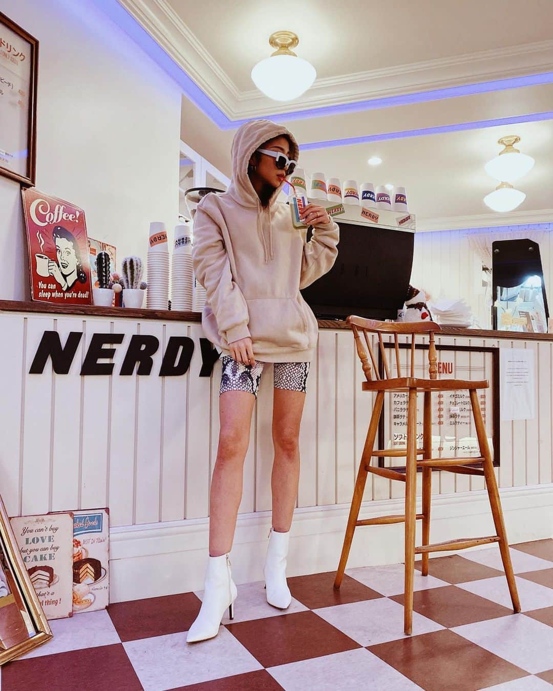 佐藤あずみのインスタグラム：「お洒落cafeで撮影でした🤎💜🤎 @nerdyofficial . 照明がカラフルになって可愛い！どこで写真撮ってもおしゃーになるよう💜 . カフェということでラテカラーコーデ☕️🤎 . お洋服の詳細は近々UPされる　@itsnap_app にて🤍 . . . #ootd #coordinate #fashion #code #shooting #japan #tokyo #harajuku #japanesegirl #私服 #撮影 #コーデ #ファッション #お洒落カフェ #原宿 #表参道 #キャットストリート」
