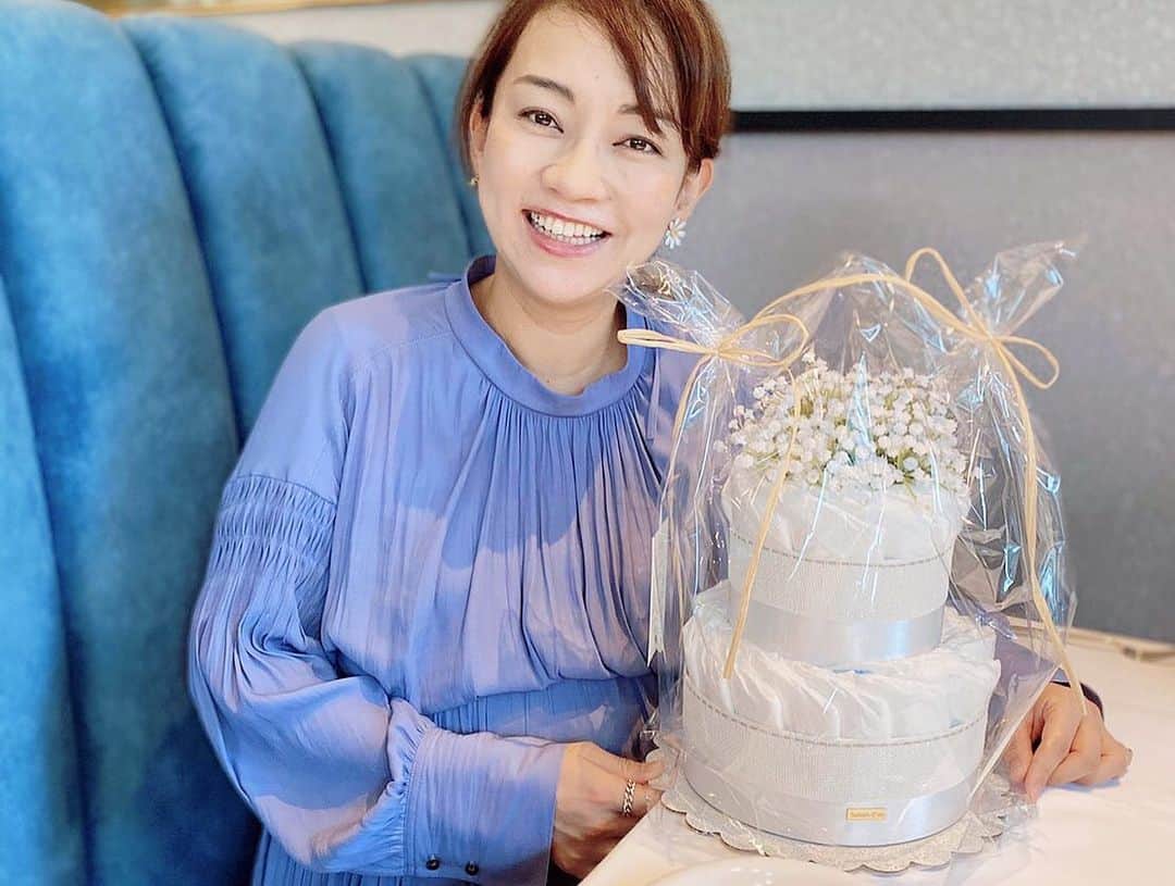 川村桃子さんのインスタグラム写真 - (川村桃子Instagram)「⠀ 久々の4人ランチで私以外のお誕生日お祝いを(もえ年末だけど笑)⠀ さっちゃん @sachiko__kurihara は相変わらずの広角ブームで、すしざんまい風広角アピール写真を撮ってもらう笑(このもえ好き笑)⠀ ⠀ 洋子ちゃんへはサロンドール @salondorstyle のダイパーケーキを。⠀ 各自喋るから収集つかず…毎度の事。 ⠀ #lunch #2時間1本勝負 #表参道 #friends #お喋りが止まらない #サロンドール #ダイパーケーキ #押切もえ #戸部洋子 #広角レンズ #instagood #instapic ⠀」3月11日 21時58分 - momo_k1014