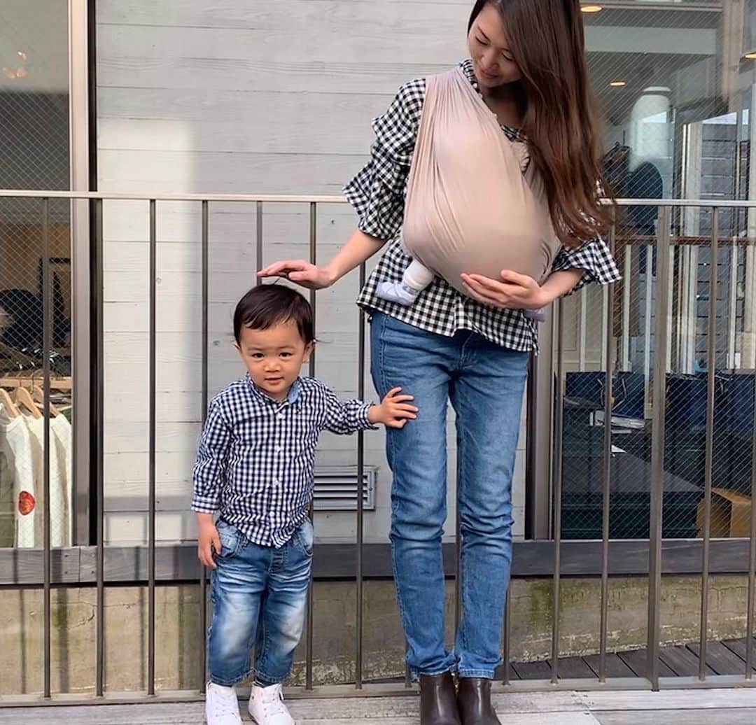 花田浩菜のインスタグラム：「もう数週間前だけど、、 家族でお出かけした暖かかった日☀️ 今日みたいにシャツ一枚でも全然寒くなかった〜✨ 息子と#親子リンクコーデ 👖😊 ギンガムチェックのトップスは @chocoa_official のチャック付きで#授乳ケープ にもなる授乳中ママに嬉しすぎるトップスです❤️ 最近は2人連れてだと抱っこ紐しないと外に出られないので、パンツコーデの方が楽だし多いかも👖 . . 早くお外でたくさんお出かけできる日々になるといいね🤱👶😌 この日食べた固めのプリン、ほんと美味しかったなあ🍮（🔜スワイプ） こちらに戻ってきてから自分の料理ばかりの毎日が多いから、変化のある味を求めたくなる今日この頃です。笑 . . #親子コーデ #リンクコーデ #授乳服 #chocoa #ママコーデ #生後3ヶ月 #2歳5ヶ月 #女の子ママ #男の子ママ #2歳差育児 #2児ママ #2歳差兄妹 #赤ちゃんのいる生活 #ママリ #mamagirl #家族でお出かけ #konny #ig_oyabakabu #happy #happydays」