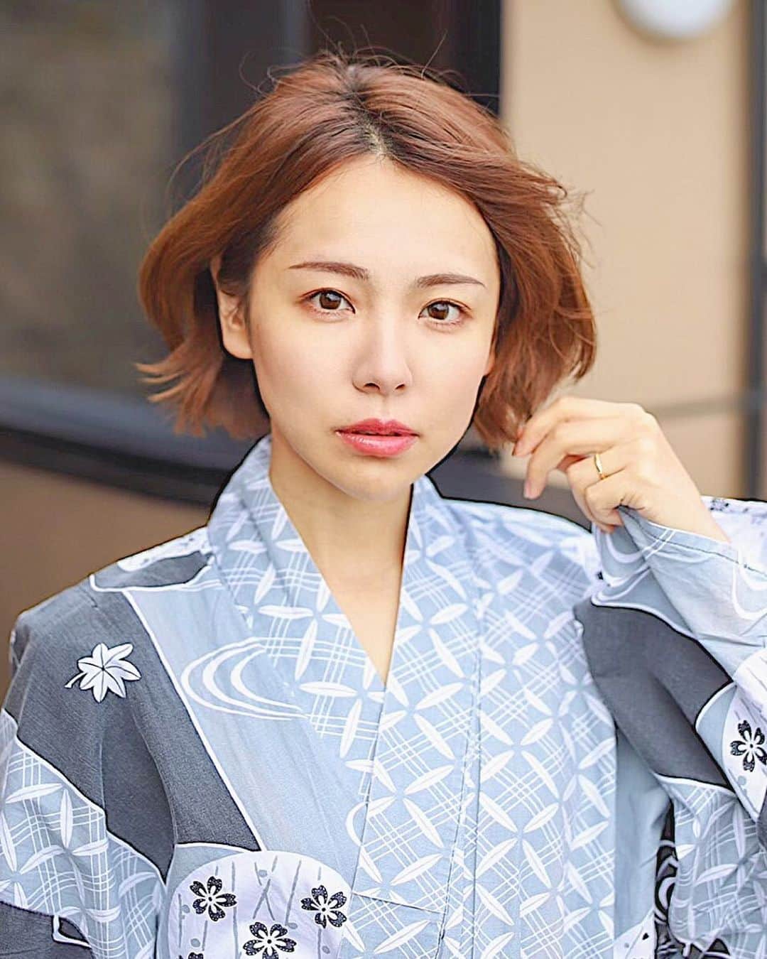 のインスタグラム：「. とりあえず、風が強い件✋🏽 髪の毛をセットした時間、返して✋🏽 ・ ・ éRouge @erouge2weeks の カラコンをいただいたので早速つけてみました🌸 カラコンって言われなきゃ わからないぐらい自然じゃない？？ つけたのは新色のアーバンブラン。 私の大好きな縁なしデザイン🤤 白目を綺麗に見せてくれるニュアンスカラーで 肌色へのなじみも良いから ナチュラルな目元に仕上がります✍🏽✨ ・ ・ 2weekってあんまりデザイン多くないけど、 éRougeは12種類もあるのです。 これはこれで多くて迷う（笑） でもコスパもいいし、 気になるのを何個か買って気分によって 付け替えてみても楽しいかも👌🏽 ・ ・ #アーバンブラン #エルージュ #eRouge #大屋夏南 #2week #カラコンレポ #カラーコンタクト #カラコン着画 #ナチュラルカラコン #ナチュラル系カラコン #バレないカラコン #おすすめカラコン #自然なカラコン #カラコン好きさんと繋がりたい」