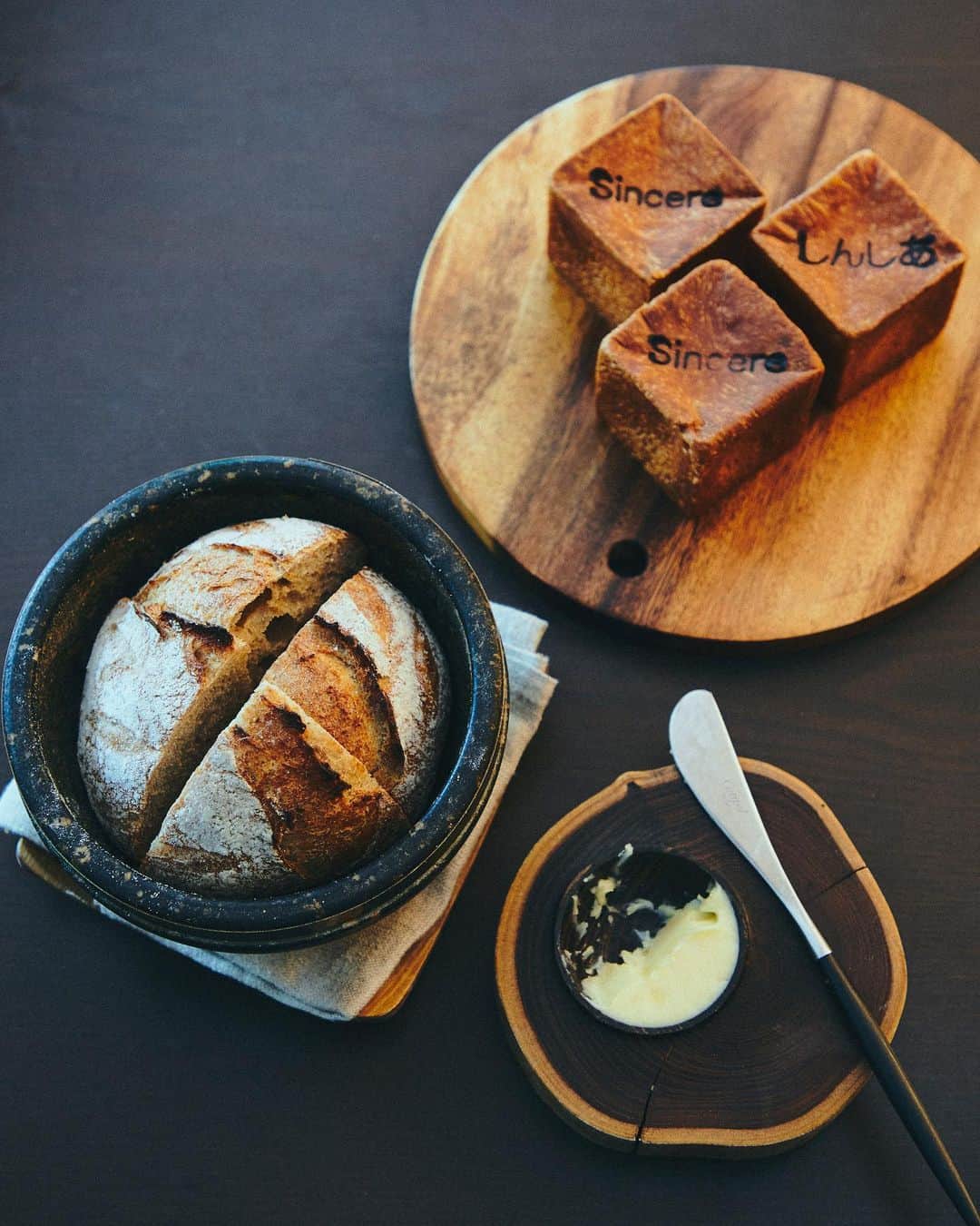 Hanako公式さんのインスタグラム写真 - (Hanako公式Instagram)「料理人が考える最高のパン。﻿ ﻿ 現在、〈シンシア〉で供されているパンは2種類。着席後、20～30分後に熱々のブリオッシュ、その後にカンパーニュと続く。カンパーニュは冷めないよう、石焼ビビンバの石鍋（！）に入って1人1個で提供。信州味噌がほんのり香る自家製発酵バターをたっぷり塗って🥖﻿ ﻿ 【Hanako_進化する日本のパン特集】﻿ #Hanako #Hanako_magazine #パン屋さん巡り #パン好き #パン部 #惣菜パン #食パン #パンのおとも #パン飲み #パン屋さん #ベーカリー #パンのある暮らし #パン好きな人と繋がりたい #Sincere #photoby_masanorikaneshita」3月11日 22時10分 - hanako_magazine