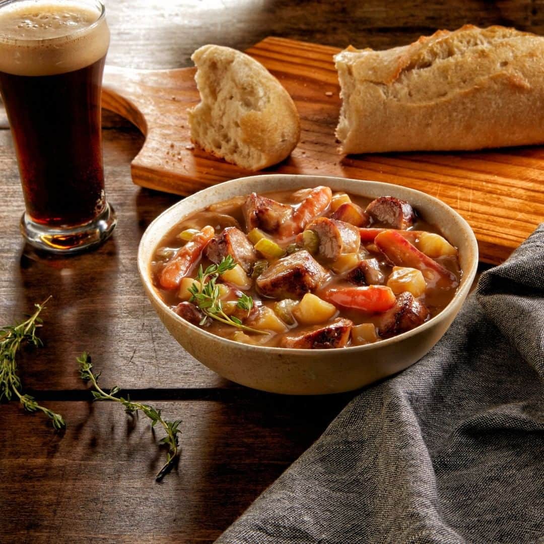 ジョンソンヴィルのインスタグラム：「Cue St. Patrick's Day dinner: robust garlicky sausage, potatoes, and carrots perfectly rounded by the bitter & sweet flavors of Guinness Extra Stout. A hearty Irish stew to love.  Recipe & Product info at link in bio.」