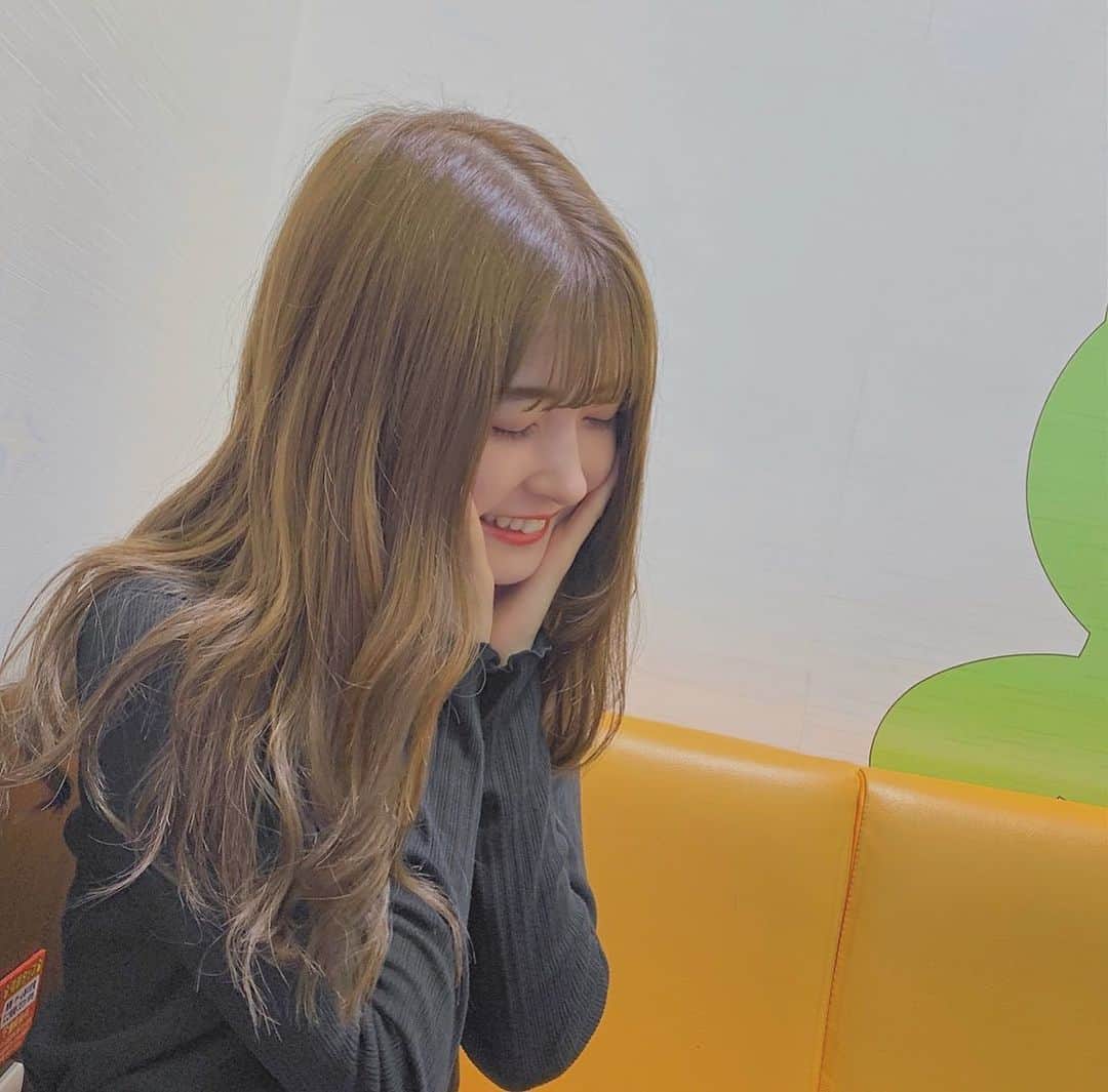 のインスタグラム：「. エクステ付けました🥺 ショート派の人ごめんなさい笑 しばらくはロングで行く予定です！！ #シールエクステ」