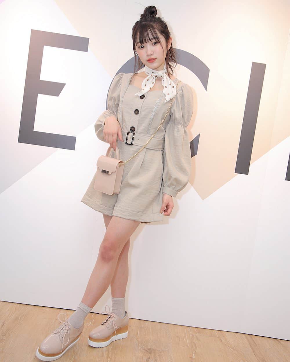 平野夢来（ゆぴぴ）のインスタグラム：「・ おやすみ前に!! ・ ・ ・ @cecilmcbee_official  さんのコーデ‪‪❤ オルガン坂生徒会のホームページは見てくれたかな?? 髪を上げて首元を開けることで小顔効果もバッチリ👀‬ 高すぎないヒールで歩きやすさも完璧コーデ🕊 まだもうひとつコーデあるから見に行ってみてね‪‪❤︎‬‪‪❤︎‬ #ぴぴスタイル #オルガン坂生徒会 #cecilmcbee」