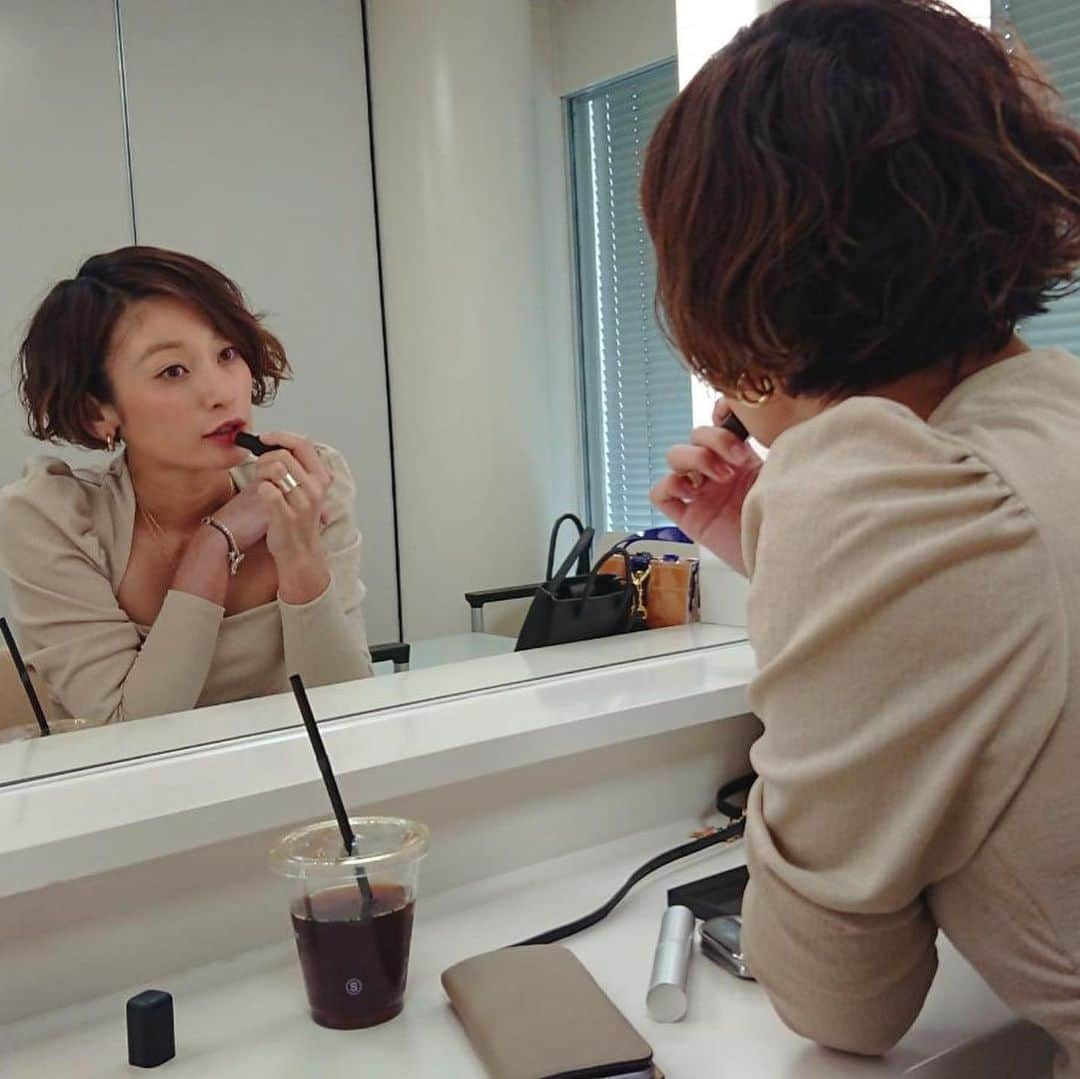 西山茉希さんのインスタグラム写真 - (西山茉希Instagram)「本日のおまけ。 YouTubeアップされました。  #お仕事支度 #俺流ヘアメーク #俺流衣装  コメントに質問が来てたアイテムのブランドなどもここでわかります。 🙇‍♀️ お暇なときに、 覗いてみてくーださいっ⭐︎⭐︎⭐︎ #youtube #俺流チャンネル  ストーリーにURL貼り付けてあります。 m(__)m」3月11日 22時15分 - maki.nshiyama50