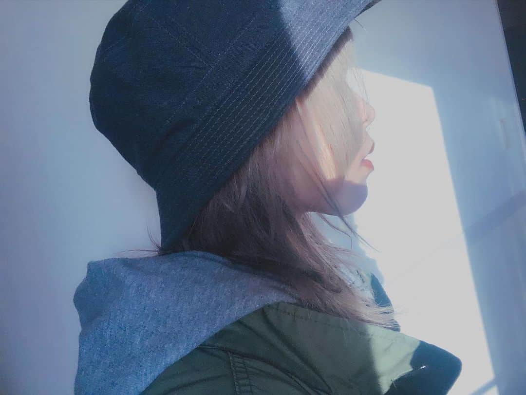 のインスタグラム：「色落ちしました。これも綺麗な色。  最近またマウスピース生活。 歯が戻らないように気をつけてるけど、これ痛いんだよね。  #矯正 #金髪」