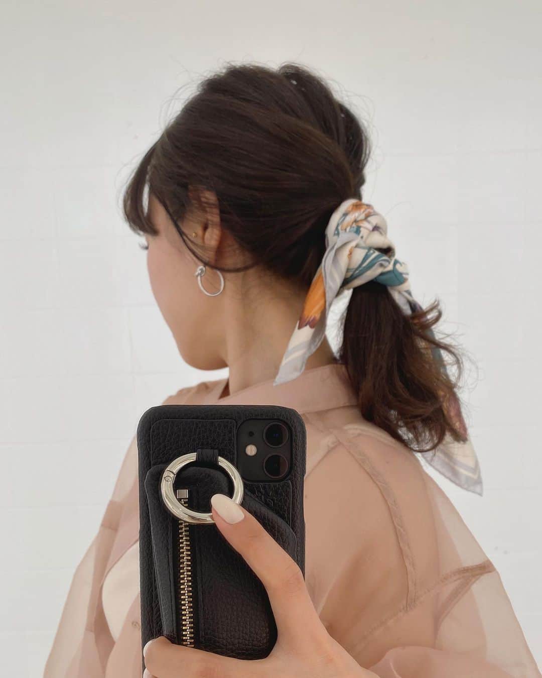 のインスタグラム：「ㅤㅤㅤㅤㅤㅤㅤㅤㅤㅤㅤㅤㅤ ㅤㅤㅤㅤㅤㅤㅤㅤㅤㅤㅤㅤㅤ スカーフ巻くだけの簡単アレンジ♡ (ピント携帯に合ってしまった笑) ㅤㅤㅤㅤㅤㅤㅤㅤㅤㅤㅤㅤㅤ ㅤㅤㅤㅤㅤㅤㅤㅤㅤㅤㅤㅤㅤ #ヘアアレンジ #ちわこarrange  #kanas_hair #salonbychico #whoswhochico ㅤㅤㅤㅤㅤㅤㅤㅤㅤㅤㅤㅤㅤ」