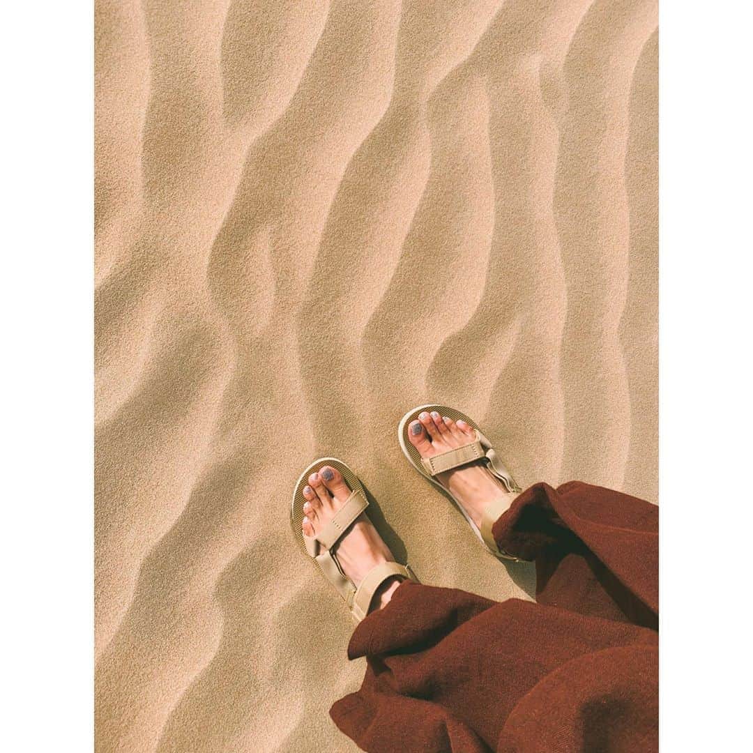 VANRIさんのインスタグラム写真 - (VANRIInstagram)「🏜 風紋。 大砂漠に立ってふと足元を見た時 大きな砂時計の中に立っているのかと思った。 ． I hope things settle down soon.  #311 #🙏🏻 #日立世界ふしぎ発見 #ミステリーハンター  #UAE #abudhabi #desert #アラブ首長国連邦 #アブダビ」3月11日 22時32分 - vanri0121