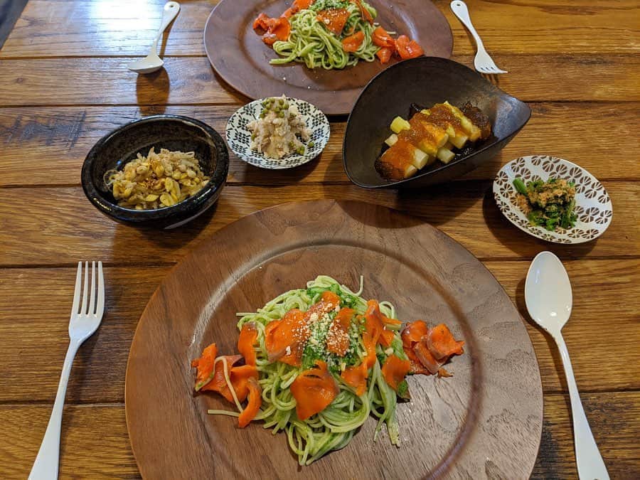 のインスタグラム：「ㅤㅤㅤ 【#blendakitchen 】 いつかのDinner. ㅤㅤㅤ ✔︎小松菜ジェノベーゼとサーモンのグルテンフリーパスタ ✔︎ホワイトアスパラ自家製ポン酢のジュレがけ ✔︎山椒ポテトサラダ ✔︎菜の花の昆布締め ✔︎豆もやしのナムル ㅤㅤㅤ ジェノベーゼは、家にナッツがなかったのと 今ガーリック使えないので、 小松菜、塩胡椒、オリーブオイルを ハンドブレンダーでソース状に。 物足りない時は、粉チーズも入れます。 ㅤㅤㅤ 夫が左利きなので、間違えて自分のフォークも左に😅」