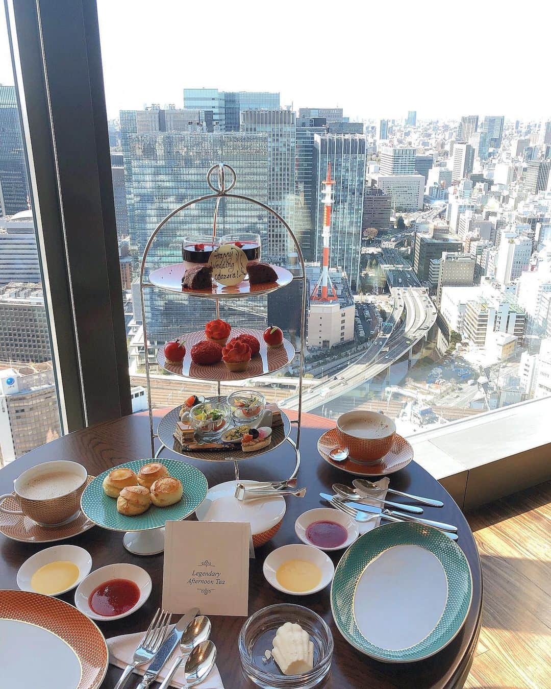 のインスタグラム：「Mandarin Oriental Tokyo の afternoon tea ♡ @mo_tokyo  このときに飲んだロイヤルミルクティーが 美味しくって美味しくって忘れられない☺️☺️ . .  #マンダリンオリエンタル東京  #アフタヌーンティー  #mandarinorientaltokyo」