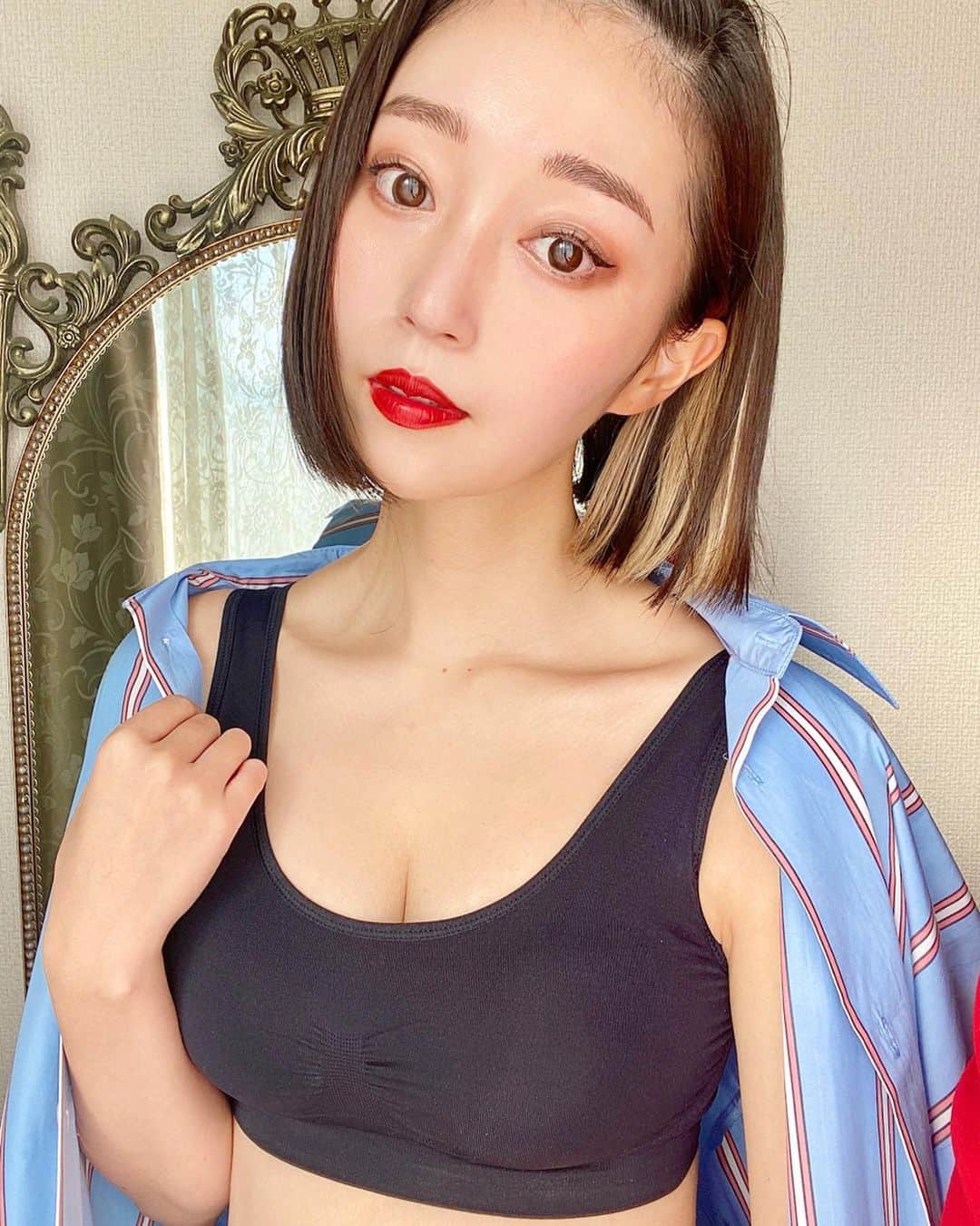 のインスタグラム：「こんばんわ🌙 ナイトブラ色々試してるんだけど 最近また良いもの見つけたよ‼️‼️ 付け心地良い素材で安心感のあるデザイン。 お胸が綺麗におさまるよ！！ ジムとかでも使えそうだから もう1つ欲しいなって考え中🥰 そして！！！ このViageビューティーアップナイトブラがもらえるプレゼントキャンペーンが開催中なんだって🌹 @viage_hrc のフォローと2/14(Mon.)の 投稿にいいねをすると応募できるみたいだよ✔️ ・ ・ #viageブラ#ナイトブラ #ナイトブラ生活 #バストケア#PR #viageビューティアップナイトブラ #viage女子 #viageナイトブラ」