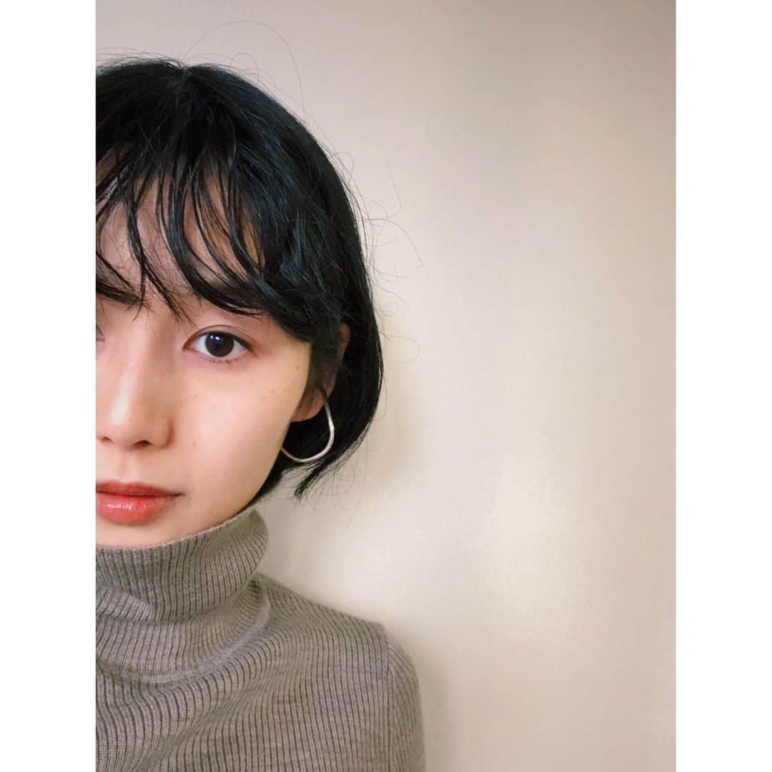 水戸悠夏子さんのインスタグラム写真 - (水戸悠夏子Instagram)「髪を伸ばしている間の我慢期間、痺れを切らして坊主にしてしまいたい気分です。そろそろパーマをかけようと思って前髪だけなんとなく予行練習しましたが、あまりイメージ出来ませんでした。近々宜しくお願いします　@hikari4825 さん🙏  #外から帰ってきて#今日の天気だったので#あほ毛すごい#uwuu_acc」3月11日 22時46分 - mitoyukako