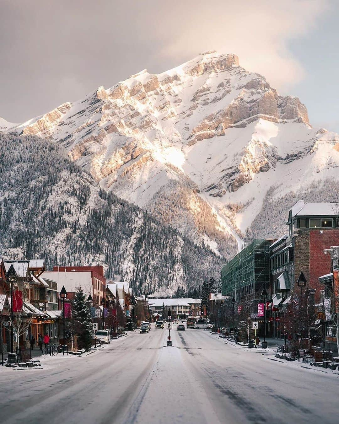 BEAUTIFUL DESTINATIONSさんのインスタグラム写真 - (BEAUTIFUL DESTINATIONSInstagram)「Fresh snow in Banff! ❄️🇨🇦 The magic of winter waking up in a mountain town. What do you prefer, a winter or tropical destination for vacations? 🌨️ vs 🌴 Let us know in the comments below! (📸: @stevint 📍: Banff, Canada)」3月11日 22時47分 - beautifuldestinations