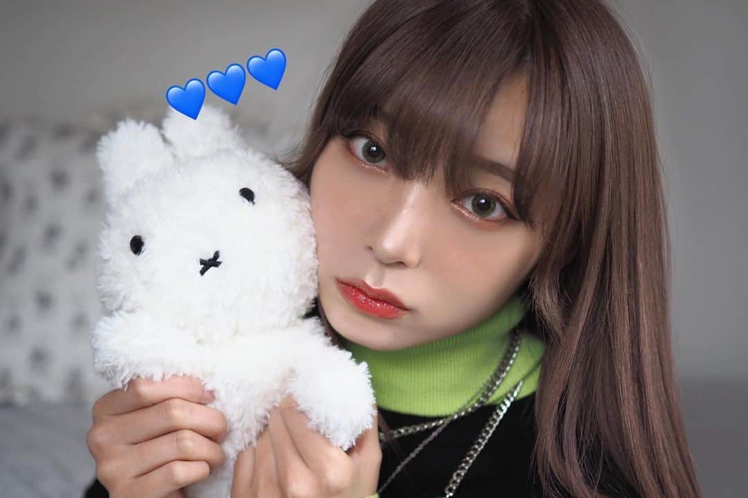 のインスタグラム：「今日のYouTubeみてくれたかな？🥺💙 月曜あげたGRWMもみてね😴💙💙 #dickbruna #🐰」