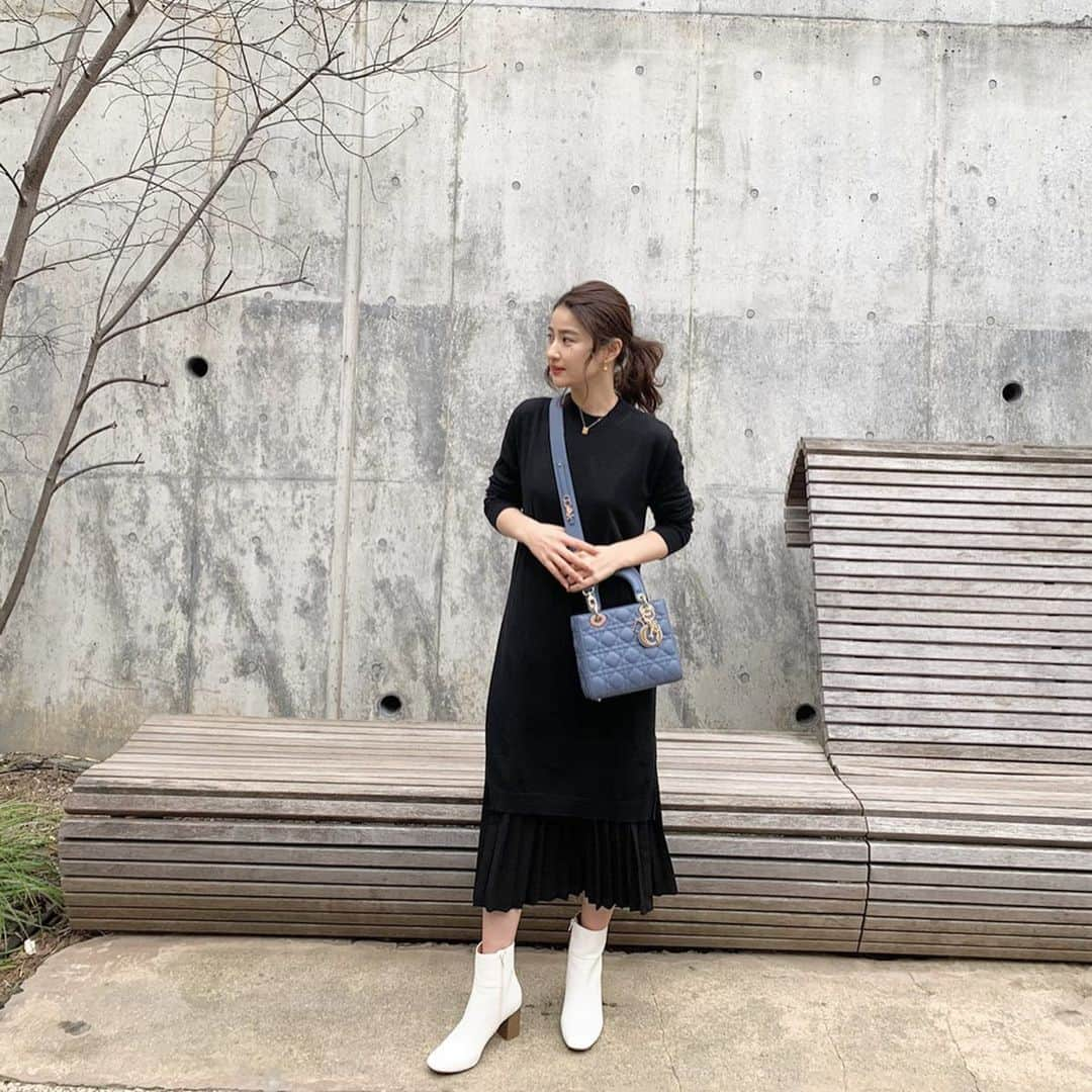 中瀬古ゆきなさんのインスタグラム写真 - (中瀬古ゆきなInstagram)「お休みの日の私服💙🎵 ・ ニットとプリーツのワンピースは 今期の @amel_official__ です😌 モノトーンのお洋服が多くて 大好きなブランドさん🌸 ・ そして、もったいぶって1ヶ月程あたためていた @dior のバッグを初おろししました👏 ハワイで出会った自分へのプレゼントです🥰 足元は冬活躍した @gu_global の白ブーツ❣️ そろそろ履き納めかなと思い、 シューズクローゼットから 引っ張り出しました😊💐 ・ #fashion #code #coordinate #ootd #outfit #dior #abcdior #amel #photo #gu」3月11日 23時00分 - yuch1129