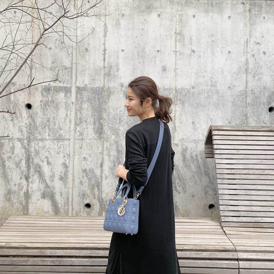 中瀬古ゆきなさんのインスタグラム写真 - (中瀬古ゆきなInstagram)「お休みの日の私服💙🎵 ・ ニットとプリーツのワンピースは 今期の @amel_official__ です😌 モノトーンのお洋服が多くて 大好きなブランドさん🌸 ・ そして、もったいぶって1ヶ月程あたためていた @dior のバッグを初おろししました👏 ハワイで出会った自分へのプレゼントです🥰 足元は冬活躍した @gu_global の白ブーツ❣️ そろそろ履き納めかなと思い、 シューズクローゼットから 引っ張り出しました😊💐 ・ #fashion #code #coordinate #ootd #outfit #dior #abcdior #amel #photo #gu」3月11日 23時00分 - yuch1129