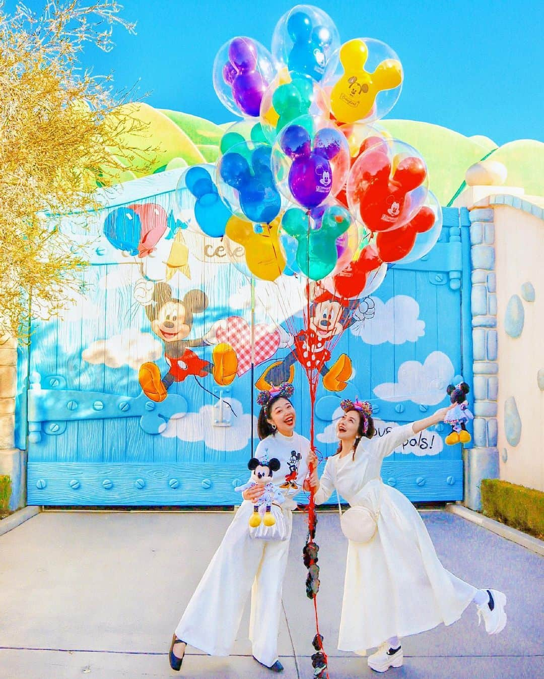 中島絢乃さんのインスタグラム写真 - (中島絢乃Instagram)「🌈🏰🎈﻿ ﻿ ﻿ ﻿ 今日も一日お疲れ様でした🙏✨😊﻿ ﻿ 酷使した目がばっきばき！！！👀⚡️﻿ 今夜はホットアイマスクしようっと…😷💕﻿ ﻿ ﻿ ﻿ ﻿ ﻿ ﻿ そして…﻿ 触れずにはいられない…﻿ ﻿ #東京ディズニーランド・#東京ディズニーシー﻿ 4月上旬までの再開延期と、﻿ 新エリアオープンも5月中旬以降に延期😭💭﻿ 遂に発表されたね…😭💭✏️﻿ ﻿ ﻿ ということは﻿ まだまだ行くつもりだった﻿ #PPT も、#ベリミニ も、#アリエルグリ も、﻿ 全部おわっちゃったんだーーーー！😭💔💭﻿ ﻿ ﻿ #ファンタズミック も﻿ あの日が最後となった…😭﻿ うっっっっっっっっ…🥺😭﻿ ﻿ ﻿ ﻿ ﻿ ﻿ ﻿ ﻿ ﻿ ﻿ 色々予約したり準備していたので﻿ もう泣きたいくらいですが…←﻿ でも悲しんでたってね！！﻿ 何も変わらないから！！！！﻿ ﻿ 無事に開園してインパできる日まで﻿ 元気に生き延びましょう！😊🔥✨﻿ 生きてさえいればまた行ける！😍💘﻿ ﻿ ﻿ ﻿ ﻿ ﻿ 延期が発表された後、﻿ たくさんDMが届きました😭💕💌﻿ ﻿ ﻿ ディズニーに行けなくなった分﻿ 私たちのインスタで元気もらってる、なんて﻿ そんな嬉しい言葉をたくさんもらって、﻿ それ見てまた投稿しなきゃって思えてるよ😭💭﻿ ﻿ ﻿ ﻿ ﻿ 私たちにできることは﻿ インスタくらいなので、﻿ ディズニーの投稿はもちろんたくさん！🌈🏰🐭﻿ ﻿ 他にも﻿ ☑︎コーデ楽しみにしてくれてる方もいるし、﻿ ☑︎コスメ情報楽しみにしてくれてる方もいるし、﻿ ☑︎カフェ楽しみにしてくれてる方もいるし、﻿ ☑︎なんとなく何年も見てくれてる人もいるから、←﻿ そういうこともしっかり織り交ぜながら、﻿ このインスタくらいは﻿ これからが楽しみになるような﻿ そんな雰囲気にできたらいいなーと思います😊💕﻿ (ちなみに、コロナおさまってくれたら 絶対にまた会えるイベントをやるので それも楽しみにしててね！！) ﻿ ﻿ よし！﻿ 明日からまた元気にいこー！😍❤️✨﻿ ﻿ ❤︎❤︎❤︎❤︎❤︎❤︎❤︎❤︎❤︎❤︎❤︎❤︎❤︎❤︎❤︎❤︎❤︎❤︎❤︎﻿ #disneysisters_jp#中島姉妹﻿ #中島絢乃的カリフォルニア🌴🎡」3月11日 22時56分 - nakajima_ayano