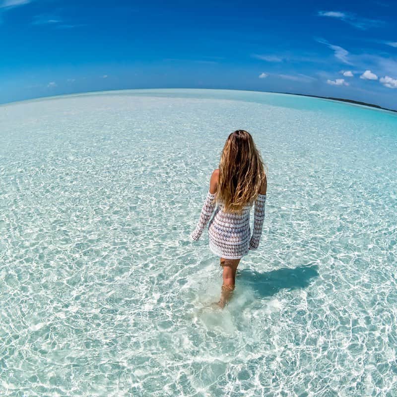 サシャ・カリスのインスタグラム：「It’s a big world out there... 🌎  Go explore 🗺」