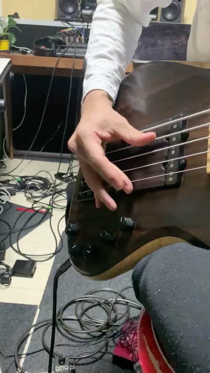のインスタグラム：「#dailymotif No.70 Here's an idea of thumb finger and index finger's groove and adding middle finger, ring finger's groove.  #bassist #bassplayer #practice #groove #idea #twofingers #threefingers #fourfingers  #style  #毎日モチーフ No.70 親指と人差し指の2フィンガーを基本としつつ 中指、薬指を交えてのベースライン、Grooveのアイデア。 #bass #ベース #練習 #Adamovic」