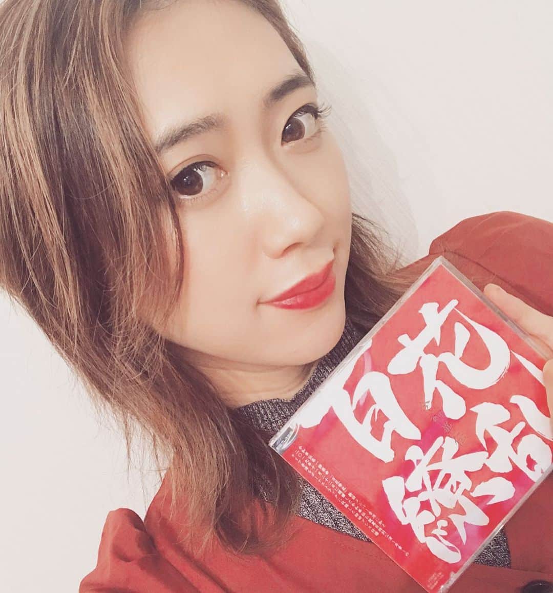 のインスタグラム：「#令和華伝 メジャー1stシングル「百花繚乱」本日リリース‼️全国発売となりました！ 全国のCDショップでお買い求めできます！ CD購入者特典も有ります🌸 たくさんの予約しました！買います！のお声を頂けております😭ありがとうございます😭 みんなの元へ、私達の声、届け〜！ ・ ・ ・ 命短し人生を能う限り舞う百花繚乱❤︎ #私達をオリコンチャートに入れて欲しい #祝 #メジャー #リリース #百花繚乱 #1stsingle #発売 #和楽 #ユニット #ガールズ #グループ #ポップス #わっしょい #和背負い #美亜華」