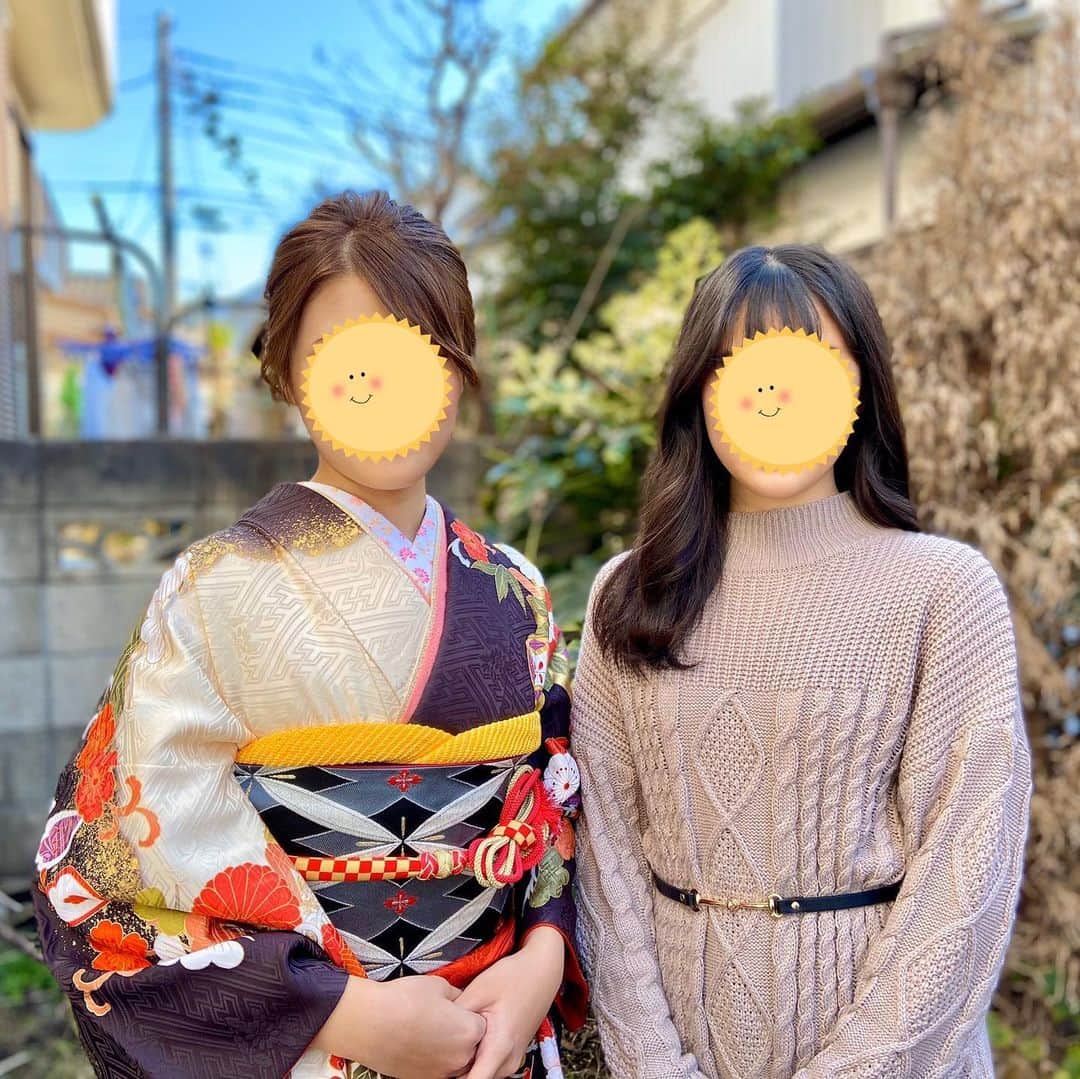 現代洋子さんのインスタグラム写真 - (現代洋子Instagram)「2009年4月から雑誌「小学一年生」で連載が始まった『あおちんドキドキ一年生』（連載時タイトル）。 連載2年間の最後の3月に東日本大震災がありました。  当時あおちんは小学2年生。  あわてて学童に迎えに行くと、あおちんは半べそかいて、不安そうな顔してお迎えを待っていました。  当時のことを聞くと、地震で学童の棚に置いていたランドセルが、棚からバンバン落ちていたのを覚えているそうです。  それでも東京に住んでいて命は無事で、その後もすくすくと成長できたこと。  震災で同じ年頃の子供を失って、「成長が見たかった」と涙ぐむ被災者の方を見ると、子供の成長自体が奇跡のような気がします。  この4月から高校3年生で受験生になるあおちん。  私より大きくなって、私よりバスケットができて、私よりメイクが上手になったあおちん。  一人の人間として成長していける感謝と感動を忘れず、これからも見守っていこうと思っています。 『あおちんドキドキ小学一年生』を読んでくださった方、ありがとうございました！😊 ★育児エッセイマンガ『あおちんドキドキ小学一年生』 →試し読み  小学館eコミックストア https://bit.ly/32WQjZj  Amazon https://amzn.to/39rfntT  ebook japan https://bit.ly/38qKunX  BookLive https://bit.ly/2VT6HIW  コミックシーモア https://bit.ly/2vLd3zk  7net https://bit.ly/32V63vW  楽天ブックス https://bit.ly/2xd5r8Z  他の電子書店 https://sgk.me/39vXGsZ ‪#小学1年生‬ ‪#小学一年生‬ ‪#小学校入学‬ ‪#入学準備‬ ‪#小学生姉妹‬ #入学 #育児マンガ #育児絵日記 #育児エッセイ #育児日記 #小学生女子」3月11日 23時03分 - yokogendai