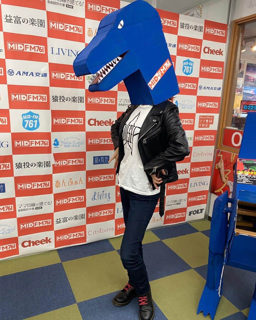 田村直美のインスタグラム：「東海地区キャンペーン さすが地元　色々濃かった　 でもいちいち楽しかったなぁ 黒テャンネルで楽山さんに　メイク道具用除菌スプレーをいただきました　 いぃ香りなの  勝手に応援！BSJ！は笑っぱなし　 名古屋っ子たちががんばってると応援したくなーる  名古屋のシメは　MIDFMロビーに "コウサクタロウ"さんの作った 色も素敵な恐竜🦖で盛り上が⇧る 最終的にかぶって終了　 ちょっと色っぽい恐竜意識してみまして  名古屋ありがとう  onairわかったものからお知らせします ○テレビ愛知/TV『黒ちゃんねる』 3/27(金)深夜1:35 http://www.tv-aichi.co.jp/96ch/ ○FM愛知『勝手に応援！BSJ！』3/24(火)20時 https://fma.co.jp/ https://twitter.com/cheerbsj?s=09」