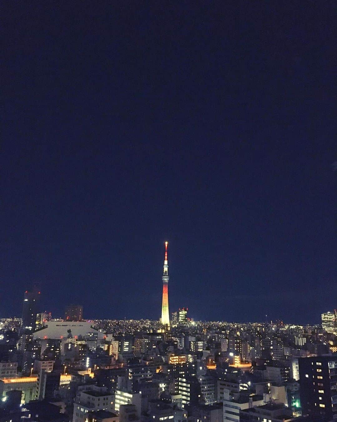 のインスタグラム：「スカイツリーは、大きな祈りのキャンドルになりました。  我が家も、今夜は灯りをともします。  #東京下町時間　#東日本大震災の日」