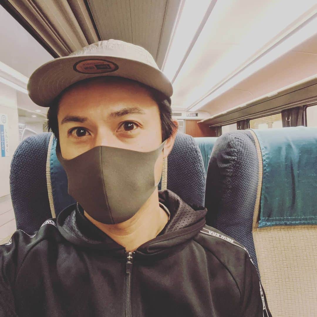 のインスタグラム：「【TRAILRUN】23.41kmのトレイルラン  アプリがキョリ間違えているような、合っているような  でも、１日中走り続けたことは間違いない！  相棒は新ティンプ  マキシマムクッショニング！  安定感抜群です  #newera #performanceapparel  #neweraoutdoor #ニューエラ #パフォーマンスアパレル #トレイルラン #Altra #TIMP #アルトラ #おティンプ @newerajapan  @altrajapan  @altrarunning  @rlsocks  #ロマンスカー #ロマンスのかみさま #トレラン #trailrun #本日もお疲れさまでした #TIMP2」