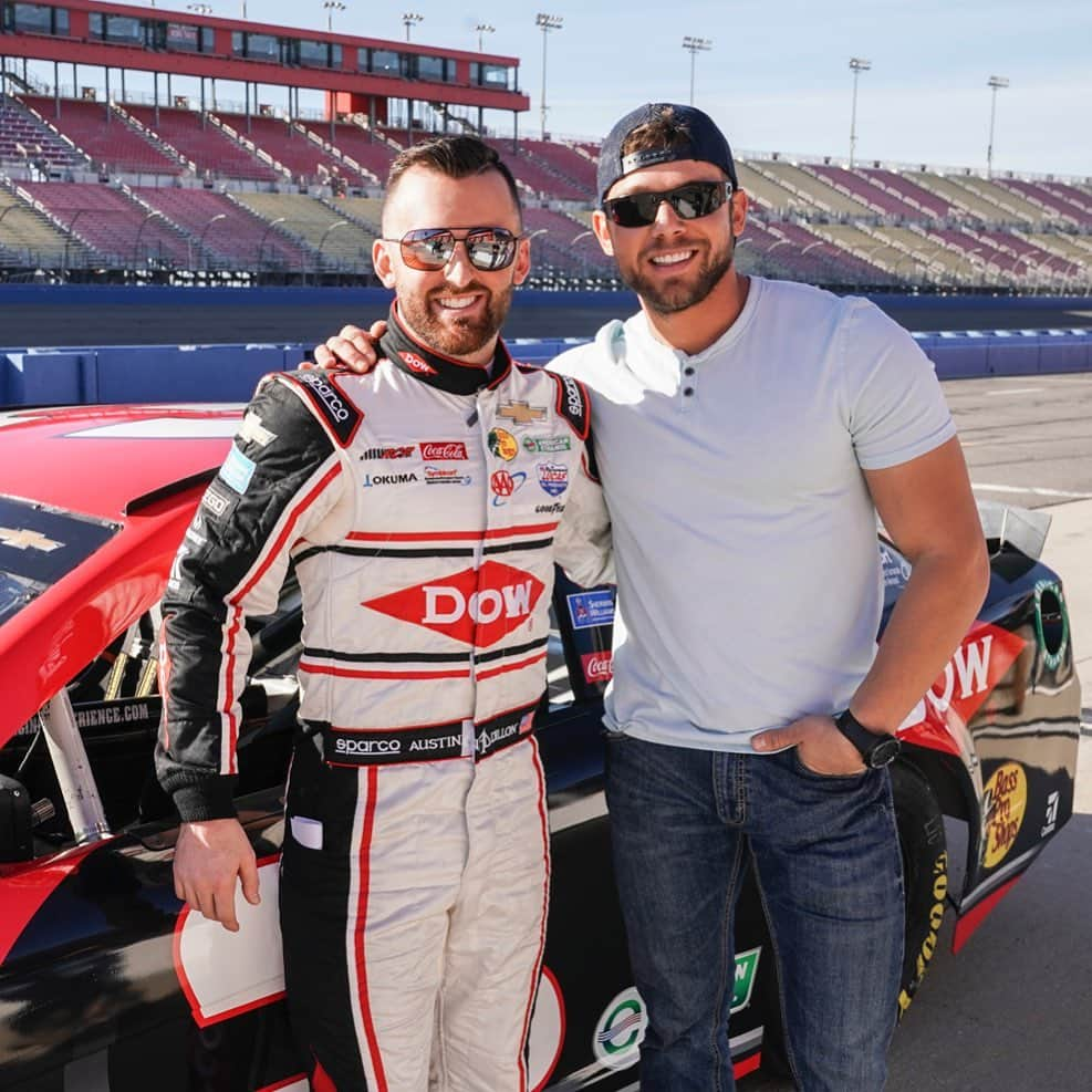 マックス・シエリオットさんのインスタグラム写真 - (マックス・シエリオットInstagram)「My boy @austindillon3 teaches Bravo a thing or two on tonight’s episode!!! 🇺🇸 🐺 👊 #SEALTeam #nascar #austindillon #clayspenser #race #racing #cup #driver #win」3月11日 23時25分 - maxthieriot