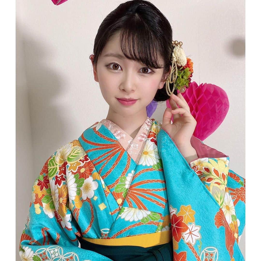 のインスタグラム：「吹田市にある着物サロン「艶やADEYA」さんのHP・広告のモデルの撮影をしてきました🌸 . 浴衣、袴、振袖、どれも最新の素敵なデザインのものばかりで、着ていて胸が踊ってしまいました😍 . 髪飾りもドライフラワーやタッセルなど、浴衣や着物に合わせて様々にコーディネートしてくださって、オーナーとヘアメイクさんのセンスの良さに感動しました🥺🎀 . 2枚目は一緒に撮影したあかりちゃん(@_akari07_ )が撮ってくれた写真💐 . . 浴衣以外(振袖、袴、訪問着など)のご成約は、「越智萌日の紹介」と言っていただくと10%オフにしてくださるそうです🤭💕 . . . . . #艶や　#吹田市  #着物　#浴衣　#袴　#振袖　#着物モデル  #和装　#和装ヘア  #着物レンタル　#浴衣レンタル　#袴レンタル　#振袖レンタル」