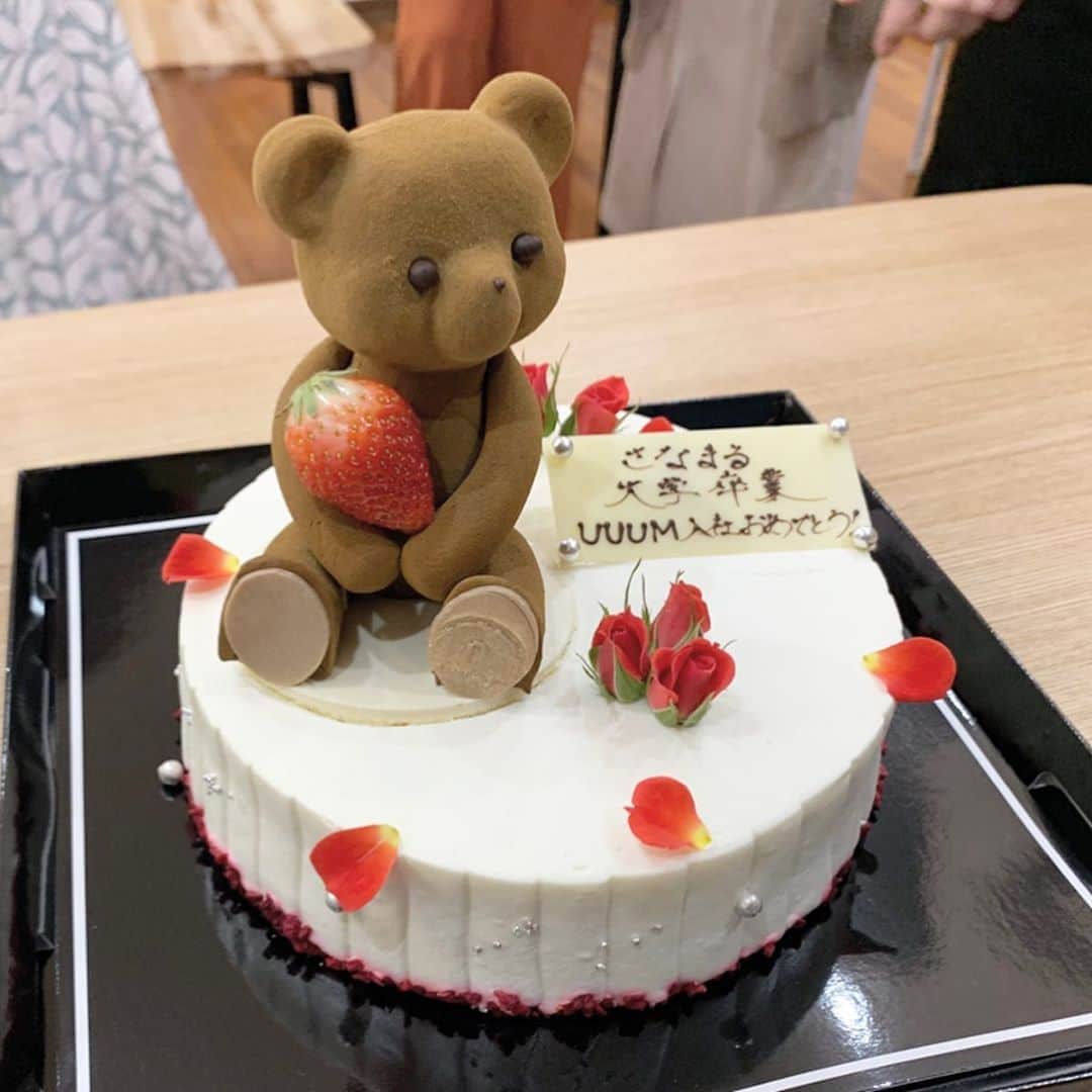 橋本紗奈さんのインスタグラム写真 - (橋本紗奈Instagram)「本日の『UUUM TV』で 私の"卒業&入社おめでとうドッキリ" がUPされています！🌈 是非見てね！ . . 私自身初めてドッキリを仕掛けられました...!!後々自分で見ると隠しカメラとかに気付いてなくて恥ずかしいです...😂 . . . 今年卒業だった私ですが、 卒業式が無くなってしまい、これが卒業式となりました💐㊗️ . ボンボンさん、ポケるんさん、なみきさん、RedLinXさん、スタッフさん！ . ありがとうございました🥳💐 . . . #UUUMTV #UUUM #ボンボンTV #ポケるんtv #UUUMGOLF #RedLinX」3月11日 23時35分 - hashimoto_sana