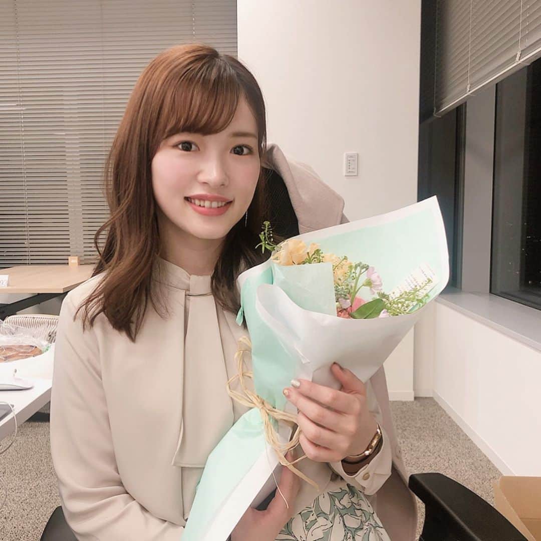 橋本紗奈さんのインスタグラム写真 - (橋本紗奈Instagram)「本日の『UUUM TV』で 私の"卒業&入社おめでとうドッキリ" がUPされています！🌈 是非見てね！ . . 私自身初めてドッキリを仕掛けられました...!!後々自分で見ると隠しカメラとかに気付いてなくて恥ずかしいです...😂 . . . 今年卒業だった私ですが、 卒業式が無くなってしまい、これが卒業式となりました💐㊗️ . ボンボンさん、ポケるんさん、なみきさん、RedLinXさん、スタッフさん！ . ありがとうございました🥳💐 . . . #UUUMTV #UUUM #ボンボンTV #ポケるんtv #UUUMGOLF #RedLinX」3月11日 23時35分 - hashimoto_sana