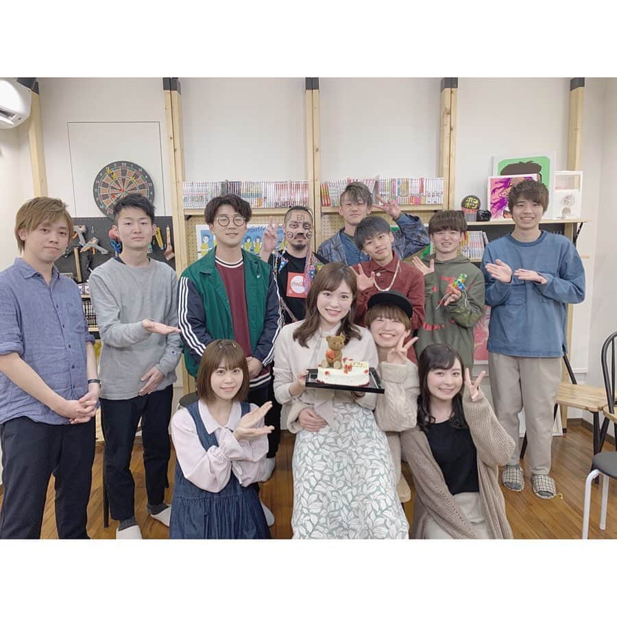 橋本紗奈さんのインスタグラム写真 - (橋本紗奈Instagram)「本日の『UUUM TV』で 私の"卒業&入社おめでとうドッキリ" がUPされています！🌈 是非見てね！ . . 私自身初めてドッキリを仕掛けられました...!!後々自分で見ると隠しカメラとかに気付いてなくて恥ずかしいです...😂 . . . 今年卒業だった私ですが、 卒業式が無くなってしまい、これが卒業式となりました💐㊗️ . ボンボンさん、ポケるんさん、なみきさん、RedLinXさん、スタッフさん！ . ありがとうございました🥳💐 . . . #UUUMTV #UUUM #ボンボンTV #ポケるんtv #UUUMGOLF #RedLinX」3月11日 23時35分 - hashimoto_sana
