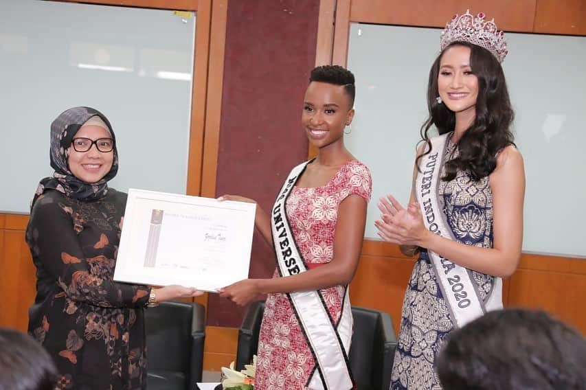 イリス・ミトゥネールさんのインスタグラム写真 - (イリス・ミトゥネールInstagram)「@zozitunzi giving a public lecture on women empowerment at the University of Indonesia. “It was open to all genders — which was incredible because it takes all of us collectively to try and achieve a gender equal world, not just women.”」3月11日 23時32分 - missuniverse