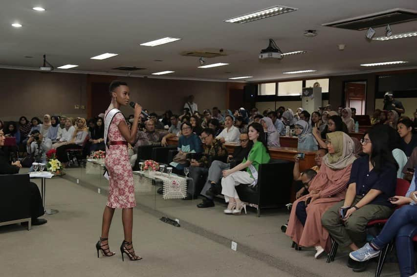 イリス・ミトゥネールさんのインスタグラム写真 - (イリス・ミトゥネールInstagram)「@zozitunzi giving a public lecture on women empowerment at the University of Indonesia. “It was open to all genders — which was incredible because it takes all of us collectively to try and achieve a gender equal world, not just women.”」3月11日 23時32分 - missuniverse