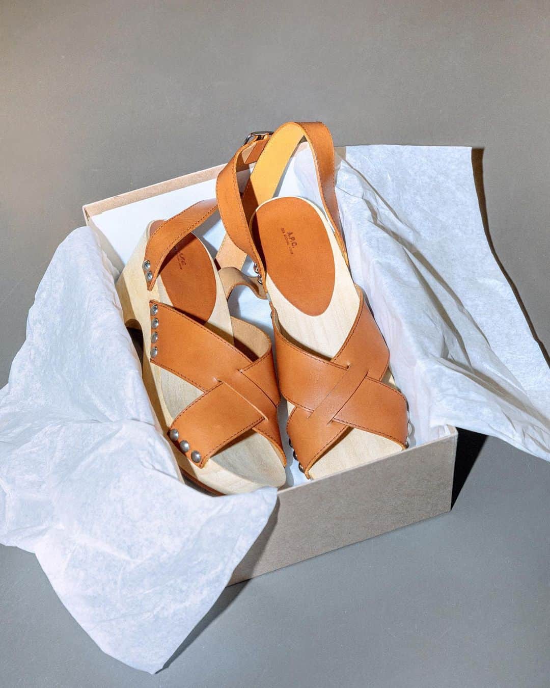 アーペーセーさんのインスタグラム写真 - (アーペーセーInstagram)「The Thelma sandals in caramel. ⠀ ⠀ A.P.C. ‘s new sandal with wooden sole and ankle strap from our Spring/Summer 2020 collection. ⠀ ⠀ Available in stores and at apc.fr⠀ ⠀ #APC #APCcollection #APCSS20 #APCshoes⠀」3月11日 23時38分 - apc_paris
