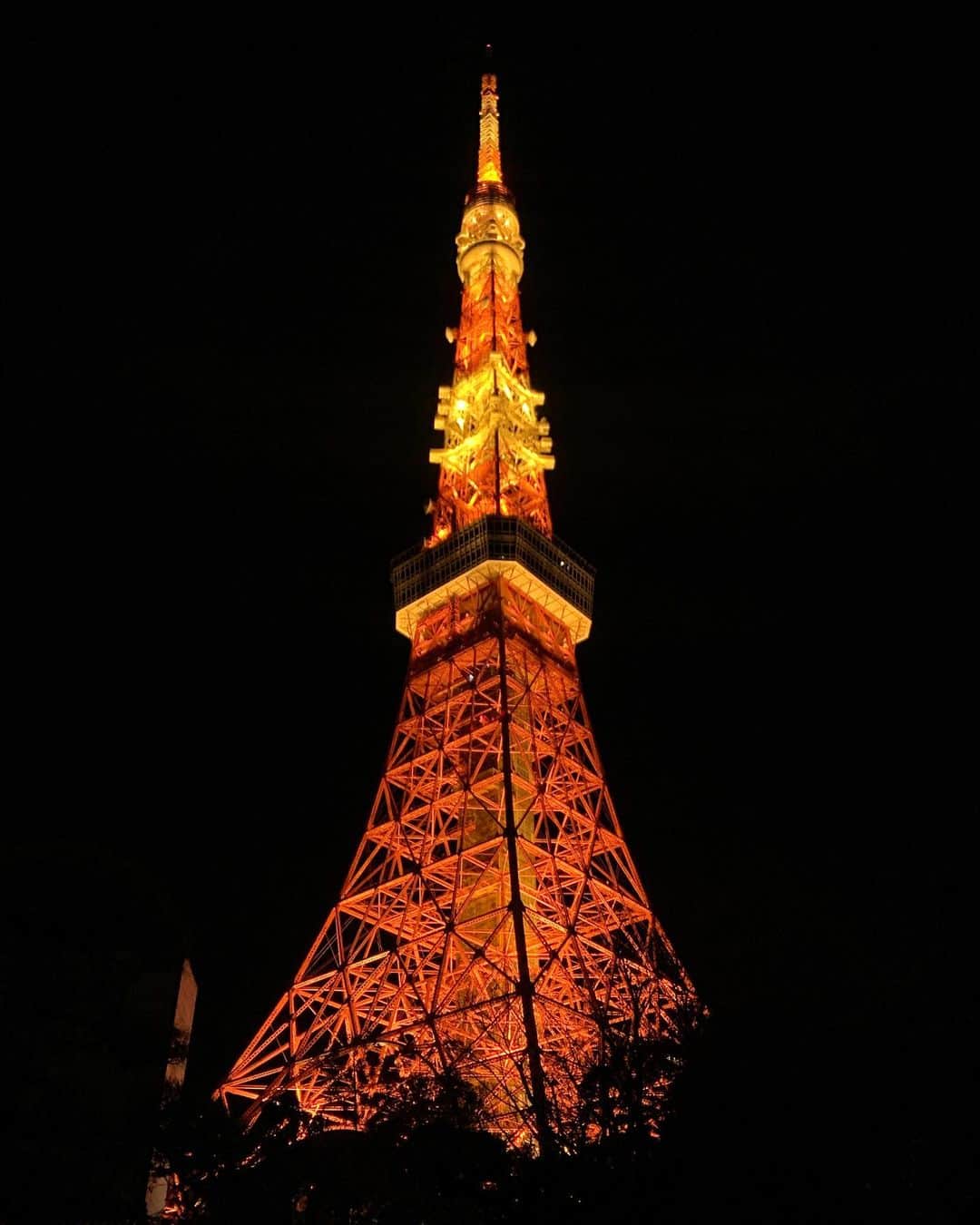 黒沢祐子さんのインスタグラム写真 - (黒沢祐子Instagram)「・ ・ 今日の東京タワーはなんだか一層輝いて見えたのは 気のせいかな？  雨上がりのせい？  昨日満月だったから？  もしくは9年前の今日という日とウィルスで世界中が 翻弄されていることで自然とシンボリックなタワーに 希望の灯を重ねてしまうのかな  いつもそこに有り続けてくれる東京タワーに パワーをいただいている ありがとう  願いは 一日も早く終息しますように ・ ・ #prayforjapan  #311 #tokyotower #🗼」3月11日 23時40分 - yukowedding