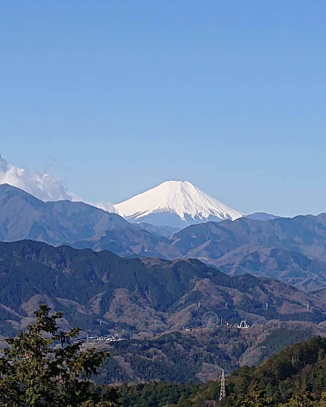 末野卓磨さんのインスタグラム写真 - (末野卓磨Instagram)「高尾山 せっかく来たなら 奥高尾  たったの200m進んだだけで、富士山が近くなります‼️遮るものがないので高尾山頂より断然綺麗です。  ４つ目5つ目の動画を見ると、奥高尾とはなんぞ？というのがわかるかと。  高尾山頂の展望する所から右へ行くとその先に…  なんか、クリアしたゲームの裏面へ進む気分で、とてもワクワクします✨  写真のなめこ汁は、もみじ台の細田屋さんの名物。  行きは朝早かったので、細田屋さんも小仏城山のお店も、開いてなかった。帰りには開いてたので寄りました。  小仏城山の方はなめこ汁300円。細田屋さんは400円。  今度は小仏300汁を食べに行こう。(天狗がいる動画が小仏城山です)  なめこ汁なめの富士山、なかなか良き写真が撮れたな(笑)美味しかったです🎵塩分強めなのは、汗流して来た人にちょうどよい😊👍 今日は久々だったので、軽く走って小仏城山までにしました。  陣馬山の景色もめちゃくちゃ綺麗だったので、また行きます。  皆様も、高尾登山する際は是非奥高尾まで足を伸ばしてみてくださいね☝️ 今日くらい天気が良ければ、もう薄着で大丈夫。初夏だった。  しかし、汗が冷えると寒いので着替えは2枚くらいあると良いかと。(・ω・)ノ  #高尾 #奥高尾 #なめこ汁 #登山」3月11日 23時41分 - takuma_sueno