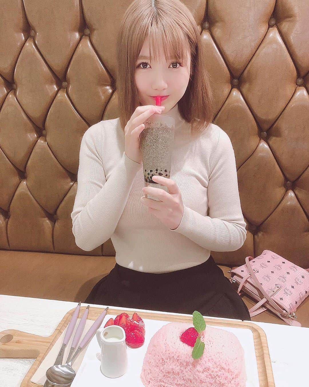 平口みゆきのインスタグラム：「新大久保の食べ物美味しすぎ問題🤤 . . . 糸ごおり好きすぎた！ いろんな味食べたい……🐷 . この前お姉ちゃんに貰ったトップス早速着て、オレンジシャドウ似合いそうって言われたからオレンジシャドウしてみた🍊🧡チョロいw . 写真だと分かりにくいけどまたしよ🤗 . . #新大久保グルメ #新大久保 #グルメ #糸ごおり #Seoulcafe #タピオカ #オレオタピオカ #カフェ #かわいい #インスタ映え #ハイトーン #ストレートヘア #平口みゆき #hiraguchimiyuki」