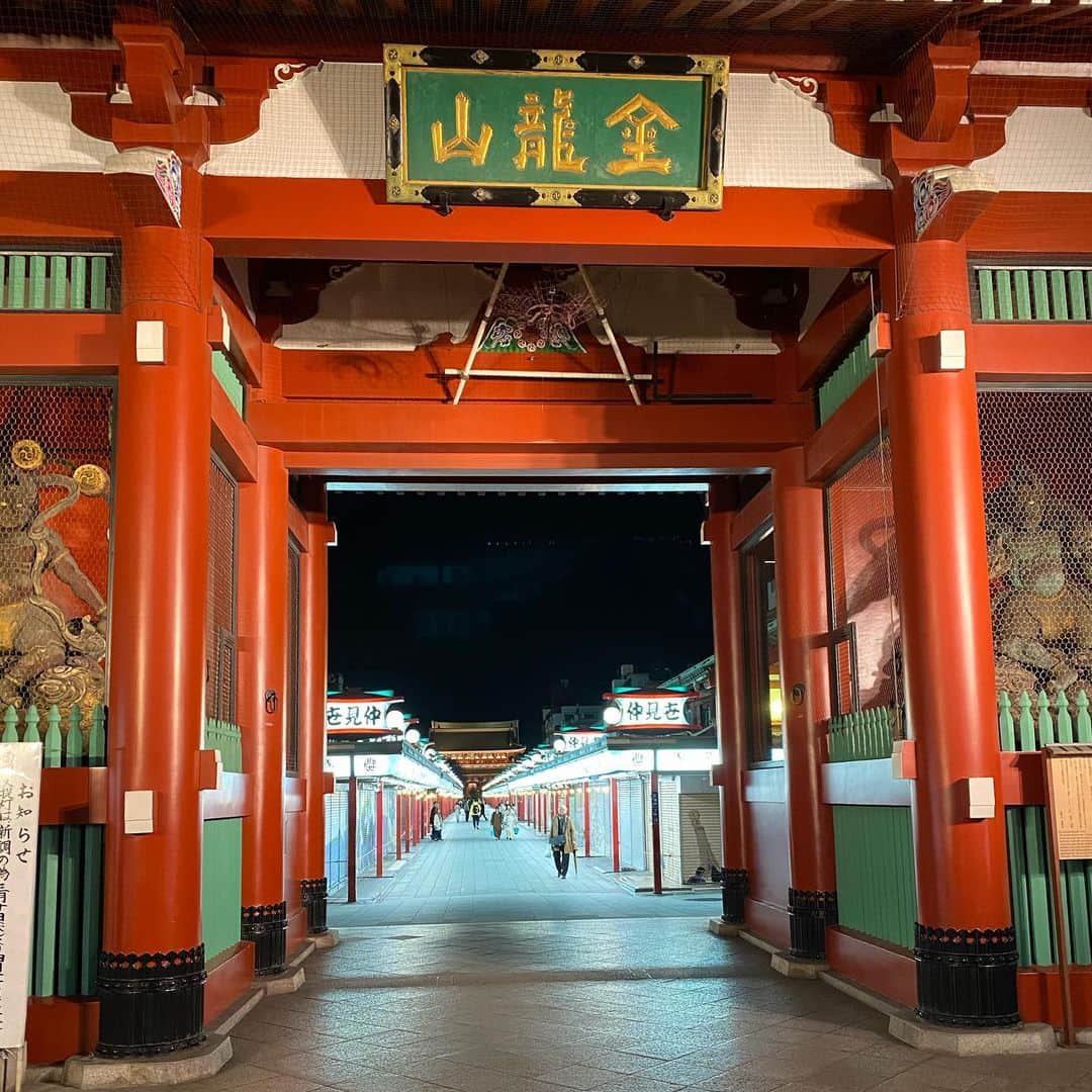 湯浅洋さんのインスタグラム写真 - (湯浅洋Instagram)「#東京 #浅草の #浅草寺では #雷門の大提灯が張り替え作業のために７年ぶりに取り外されてました。」3月12日 0時00分 - 164yuasa