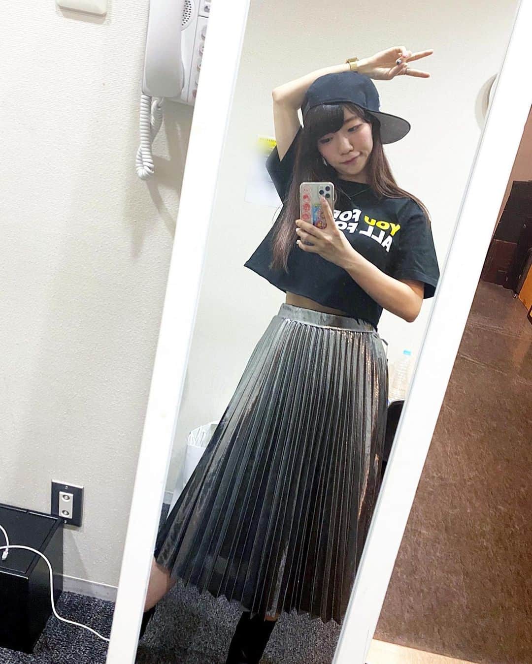 ぱいぱいでか美のインスタグラム：「「都会のオンナ」早速聴いてくれてる皆様ありがとう！ ꙳ #吉川友にぱいぱいでか美 #都会のオンナ ꙳ ハイライトに今までの吉川友にぱいぱいでか美、まとめました！ 都会のオンナ早速聴いてくれてるみんなありがとう〜❤︎ ぱいぱいでか美が曲書いたとき恒例のライナーノーツ、近いうちに更新します。 写真は「都会のオンナ」をサプライズ披露した日の！ 歌い終わって余裕の一枚目と、 本番前に緊張しすぎて初めて写真撮られる人みたいになった二枚目です。 着用してるきっかグッズは通販で買えるみたいよ！ 3/14はきっかも所属するYUMの生配信にゲスト出演させて頂くので見てね。 きっか、仙石さん、アプガ(仮)(２)(プ)さん、和田彩花さんも出るそうな！ 豪華！これがほんとの事務所総出ってやつやな。」