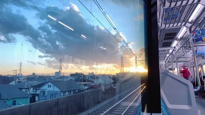 サイモンとマルティナのインスタグラム：「An absolutely stellar sunset tonight.」