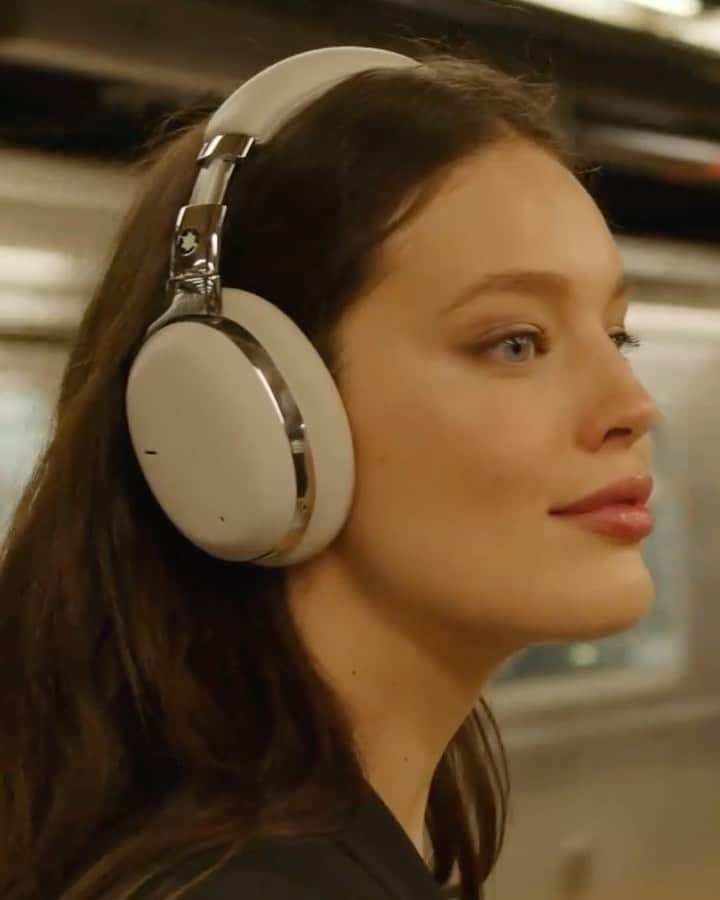 エミリー・DiDonatoのインスタグラム：「Can’t hear anything but this podcast I’m listening to right now and that’s the way I like it 😉 🎧 @montblanc #montblanc  #montblanctech  #montblanctravel #ad」