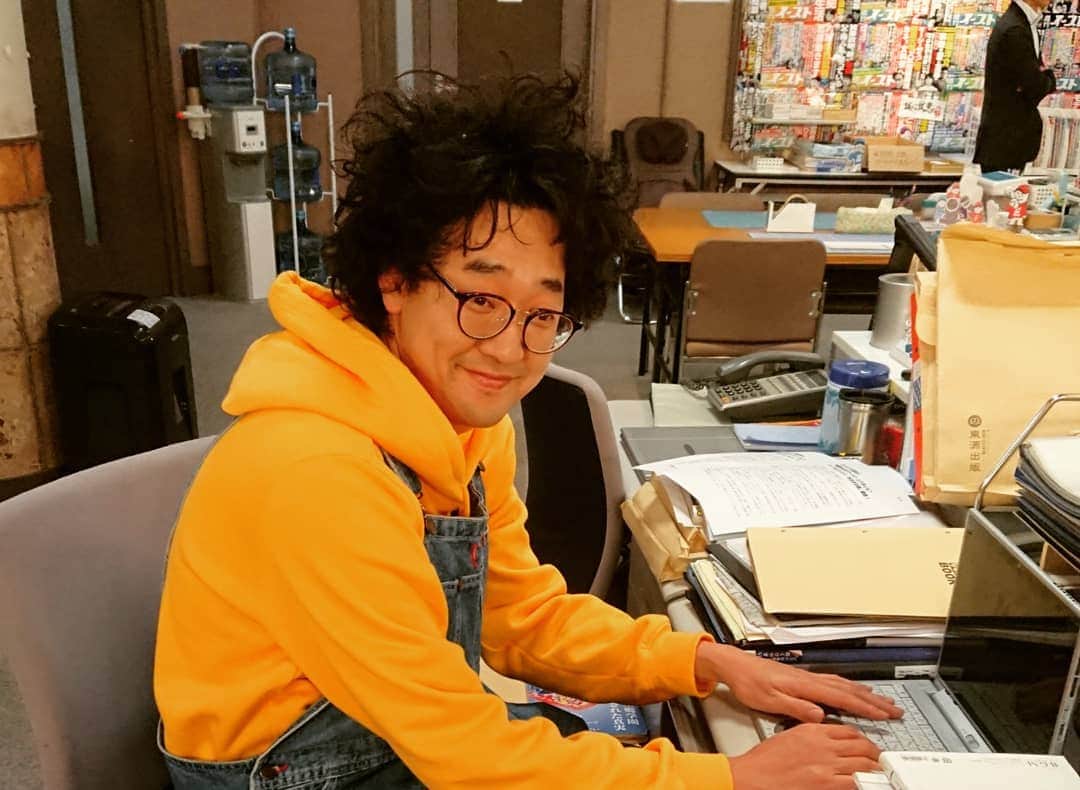 今井隆文さんのインスタグラム写真 - (今井隆文Instagram)「#知らなくていいコト  御視聴、本当にありがとうございました。 本当にめちゃくちゃ楽しい現場でした！ 現場は、大人の学園物みたいな感じで、1クラスが集まったみたいな状況で、誰かがなんかやったら総ツッコミする！みたいな賑やかな感じでした。こちらの模様は、DVDとBlu-rayの特典映像に入ってると思います！←宣伝笑  吉高由里子氏が全身全霊でみんなを引っ張ってくれ、スタッフさんがすごい技術で支えてくれ、大石さんの力強い、言葉、監督達の演出がもうね、本当に素晴らしかったです。  あー終わっちゃった。と、いま抜け殻のようになっています。  本当に世の中が大変なことになっていますが、エンターテイメントで、僕達は、何かを提供したいと思っております。それが、どんな形でも！  ケイトのように、自分が信じた道を突っ走りたい。 野中も色々あったけど、突っ走った結果だ！  この作品の一部に慣れたことを光栄に思います。  週刊イーストの黒川班で、小野寺という役に出会えて幸せでした！  どもっ！！！！」3月12日 0時56分 - imataka_tenpa