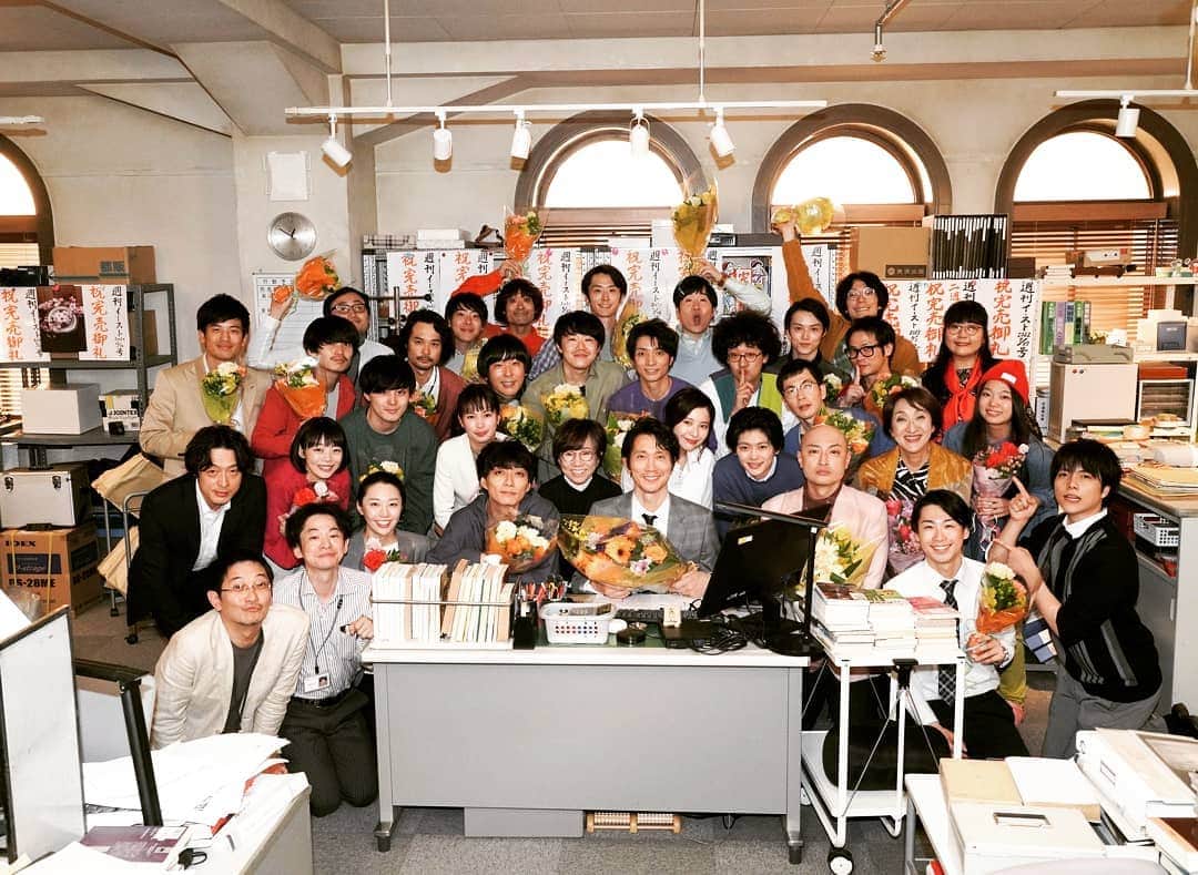 今井隆文さんのインスタグラム写真 - (今井隆文Instagram)「#知らなくていいコト  御視聴、本当にありがとうございました。 本当にめちゃくちゃ楽しい現場でした！ 現場は、大人の学園物みたいな感じで、1クラスが集まったみたいな状況で、誰かがなんかやったら総ツッコミする！みたいな賑やかな感じでした。こちらの模様は、DVDとBlu-rayの特典映像に入ってると思います！←宣伝笑  吉高由里子氏が全身全霊でみんなを引っ張ってくれ、スタッフさんがすごい技術で支えてくれ、大石さんの力強い、言葉、監督達の演出がもうね、本当に素晴らしかったです。  あー終わっちゃった。と、いま抜け殻のようになっています。  本当に世の中が大変なことになっていますが、エンターテイメントで、僕達は、何かを提供したいと思っております。それが、どんな形でも！  ケイトのように、自分が信じた道を突っ走りたい。 野中も色々あったけど、突っ走った結果だ！  この作品の一部に慣れたことを光栄に思います。  週刊イーストの黒川班で、小野寺という役に出会えて幸せでした！  どもっ！！！！」3月12日 0時56分 - imataka_tenpa